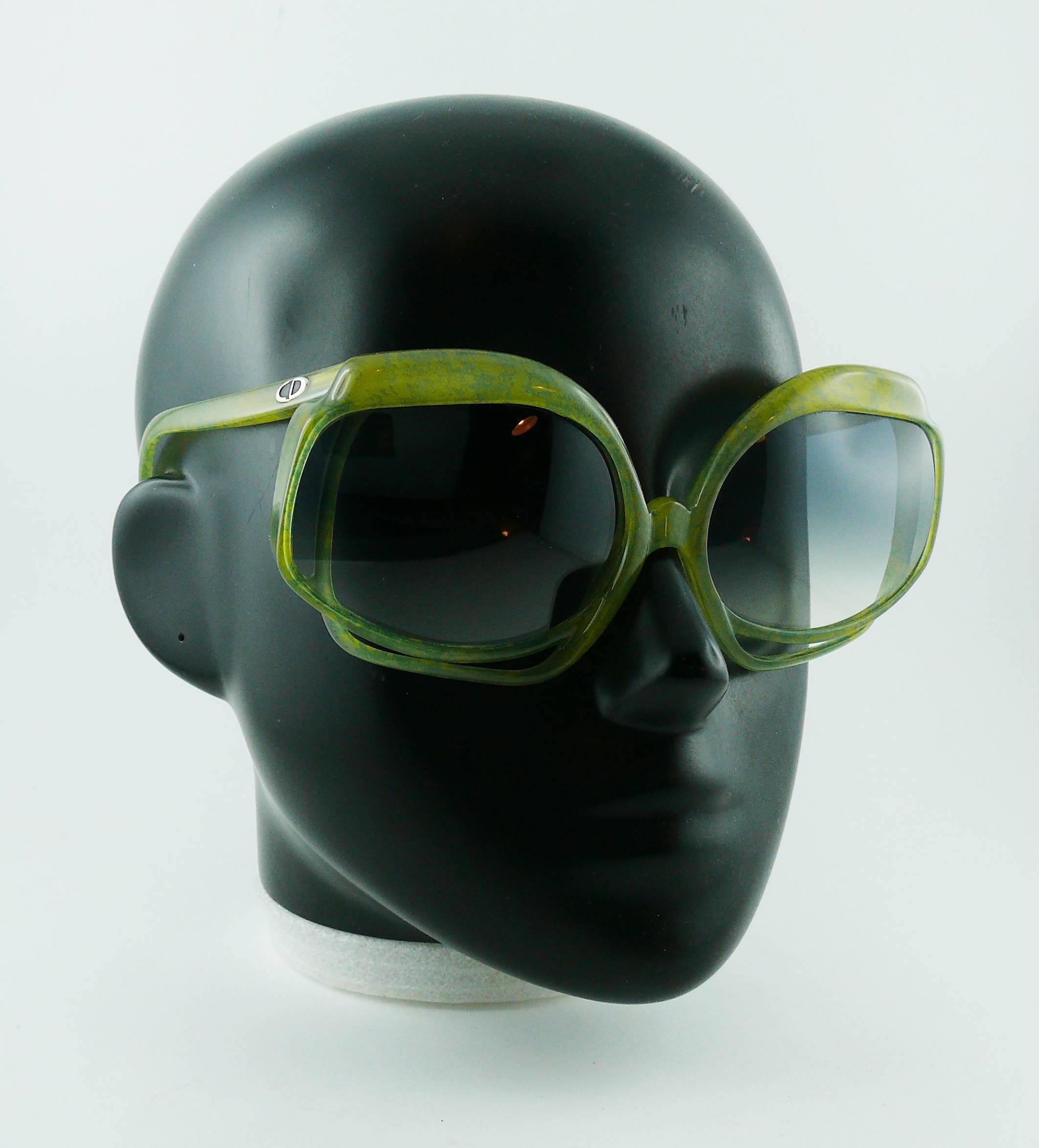 CHRISTIAN DIOR vintage oversized sunglasses featuring a green marbled frame, tinted gradient lenses and silver toned detailing. 

Marked CHRISTIAN DIOR.
OPTYL Made in Germany.
2026-60.

Indicative measurements : max. frame width approx. 15.1 cm