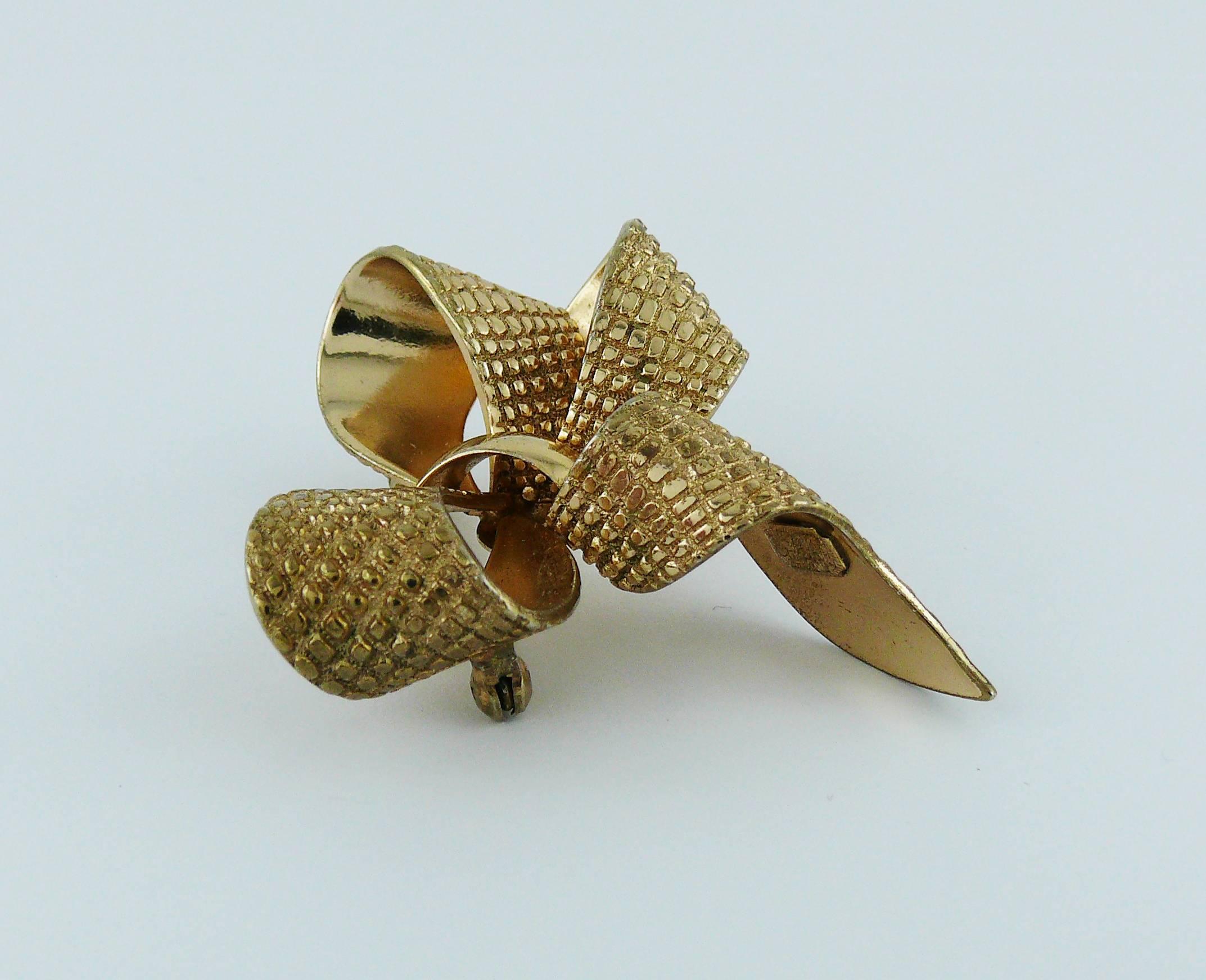 CHRISTIAN DIOR gold toned bow brooch.

Marked CHR. DIOR Germany.

Indicative measurements : approx 4.5 cm x 4 cm (1.77 inch x 1.57 inches).

JEWELRY CONDITION CHART
- New or never worn : item is in pristine condition with no noticeable