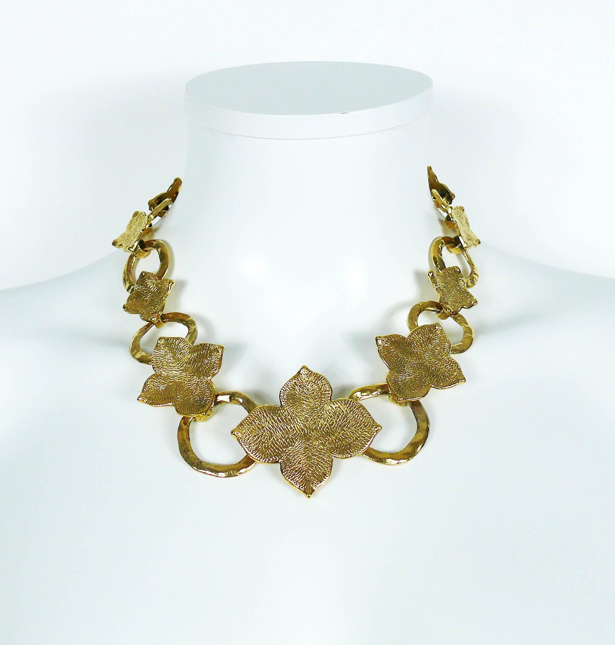 YVES SAINT LAURENT vintage necklace featuring chunky hammered rings embellished with graduated and textured abstract flowers.

T-bar closure.

Embossed YVES SAINT LAURENT on the clasp.

Indicative measurements : total length approx. 49 cm (19.29