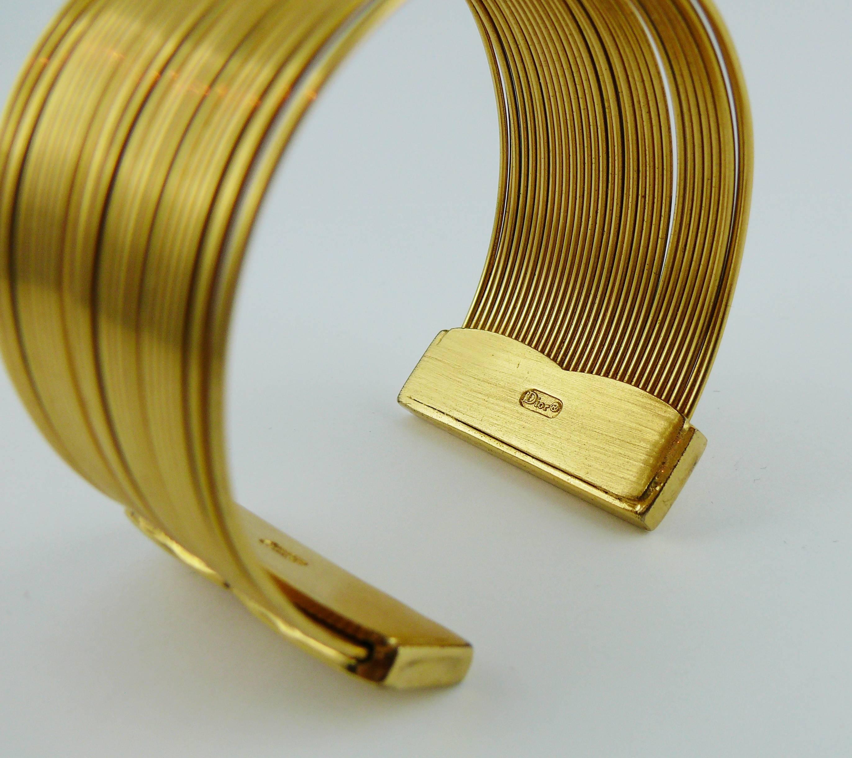 Christian Dior J'Adore Goldfarbenes Set aus Choker und Manschettenarmband aus Draht 7