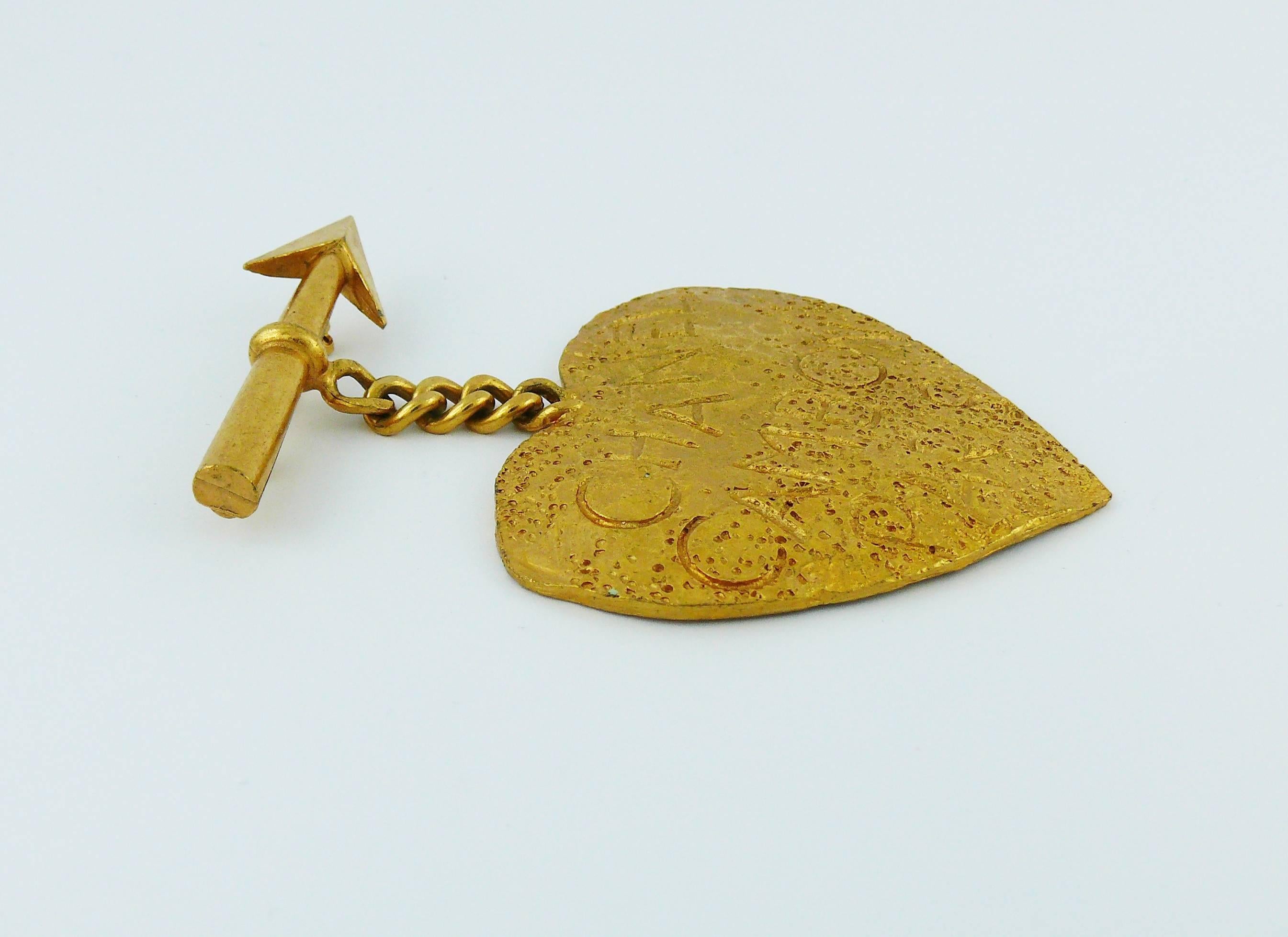 CHANEL vintage rare gold toned heart brooch featuring arrow and curb chain.

Embossed "CHANEL CAMBON PARIS" on the textured heart.

Spring 1993 Collection.

Marked CHANEL 93 P Made in France.

Indicative measurements : height approx. 7.8