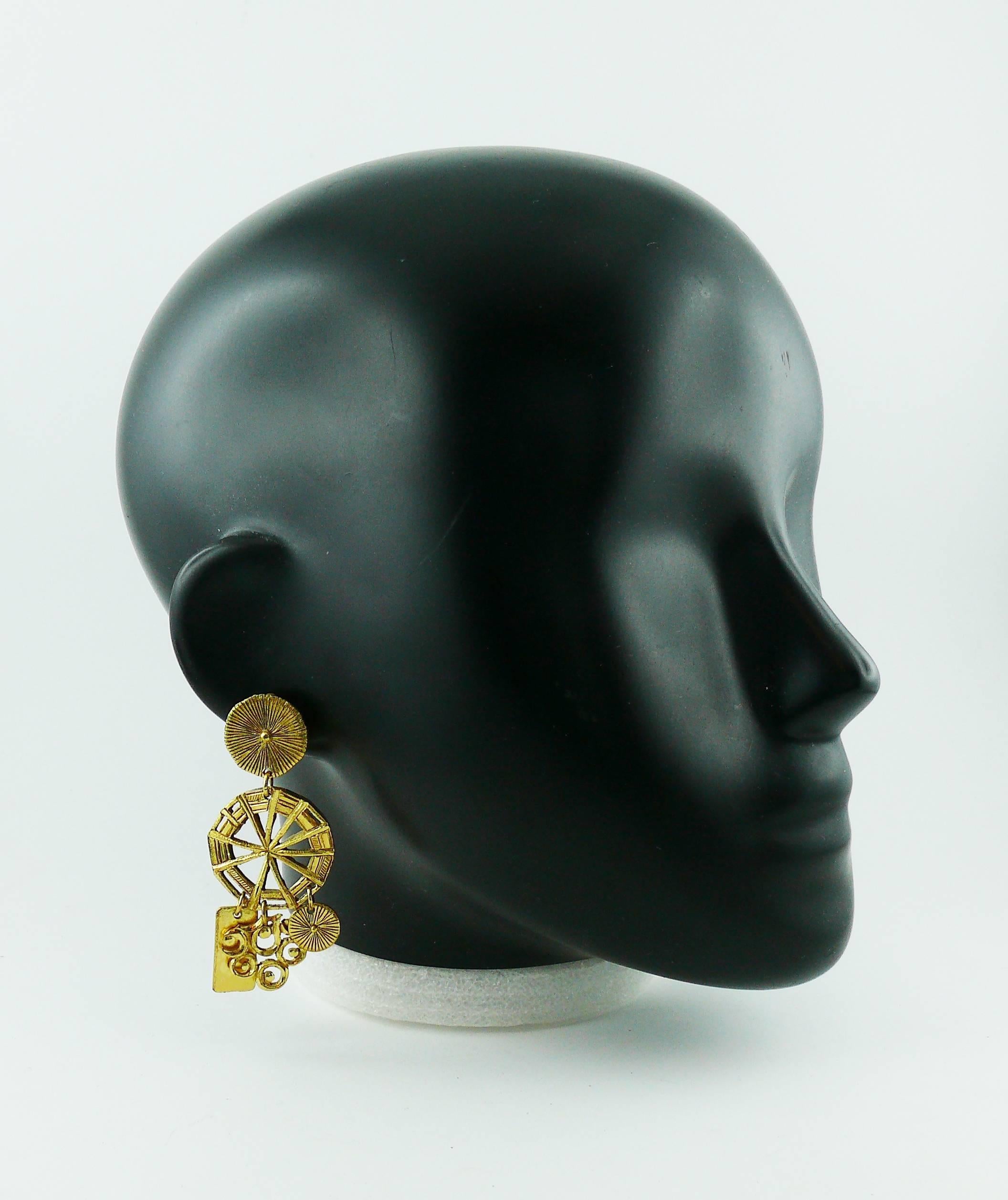 CHRISTIAN LACROIX vintage gold toned dangling earrings (clip-on) featuring a "wheel" design with charms.

Marked CHRISTIAN LACROIX CL Made in France.

Indicative measurements : height approx. 6.7 cm (2.64 inches) / max. diameter approx. 3