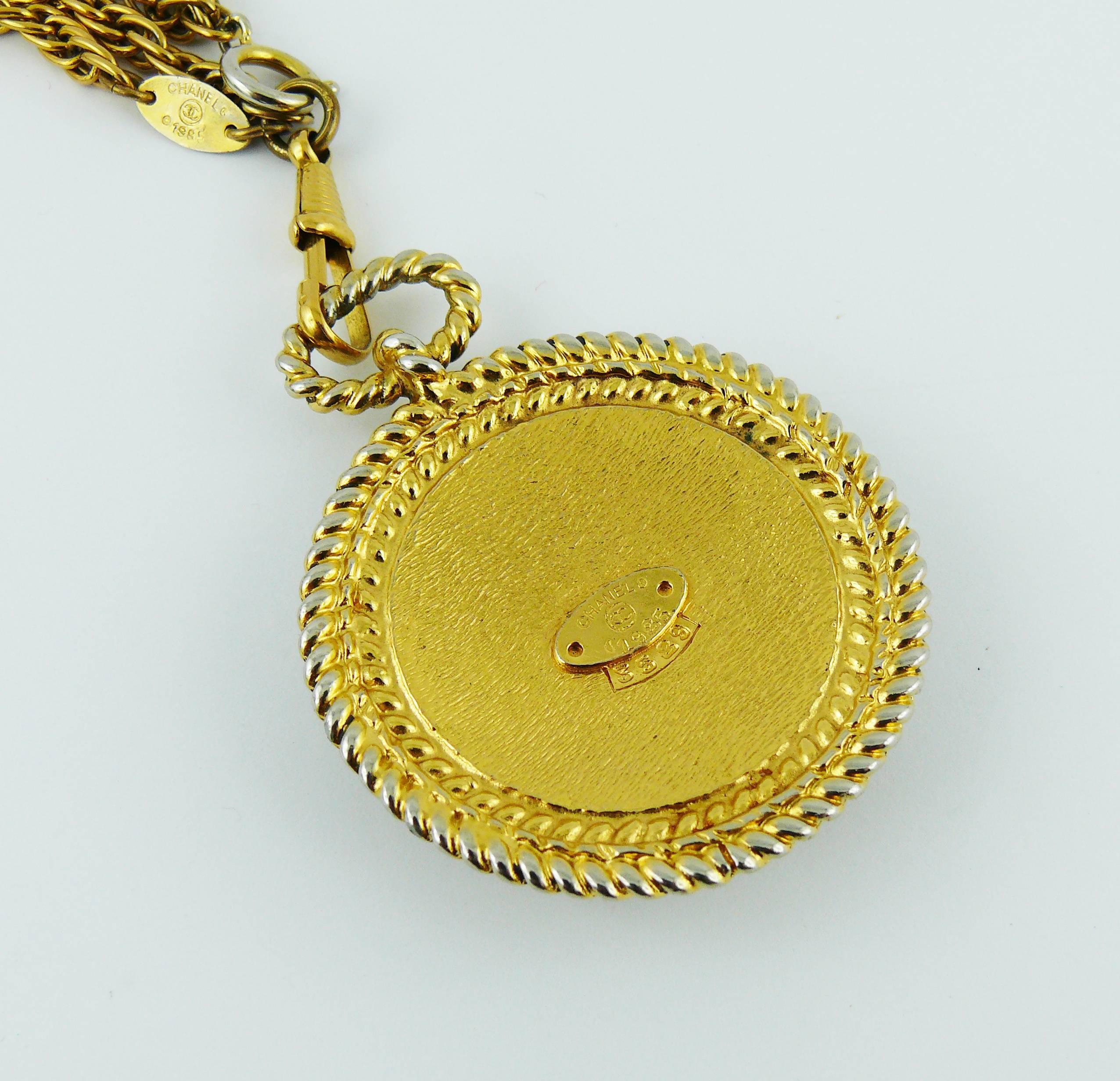 Chanel Vintage 1985 Gripoix Medallion Pendant Necklace 4