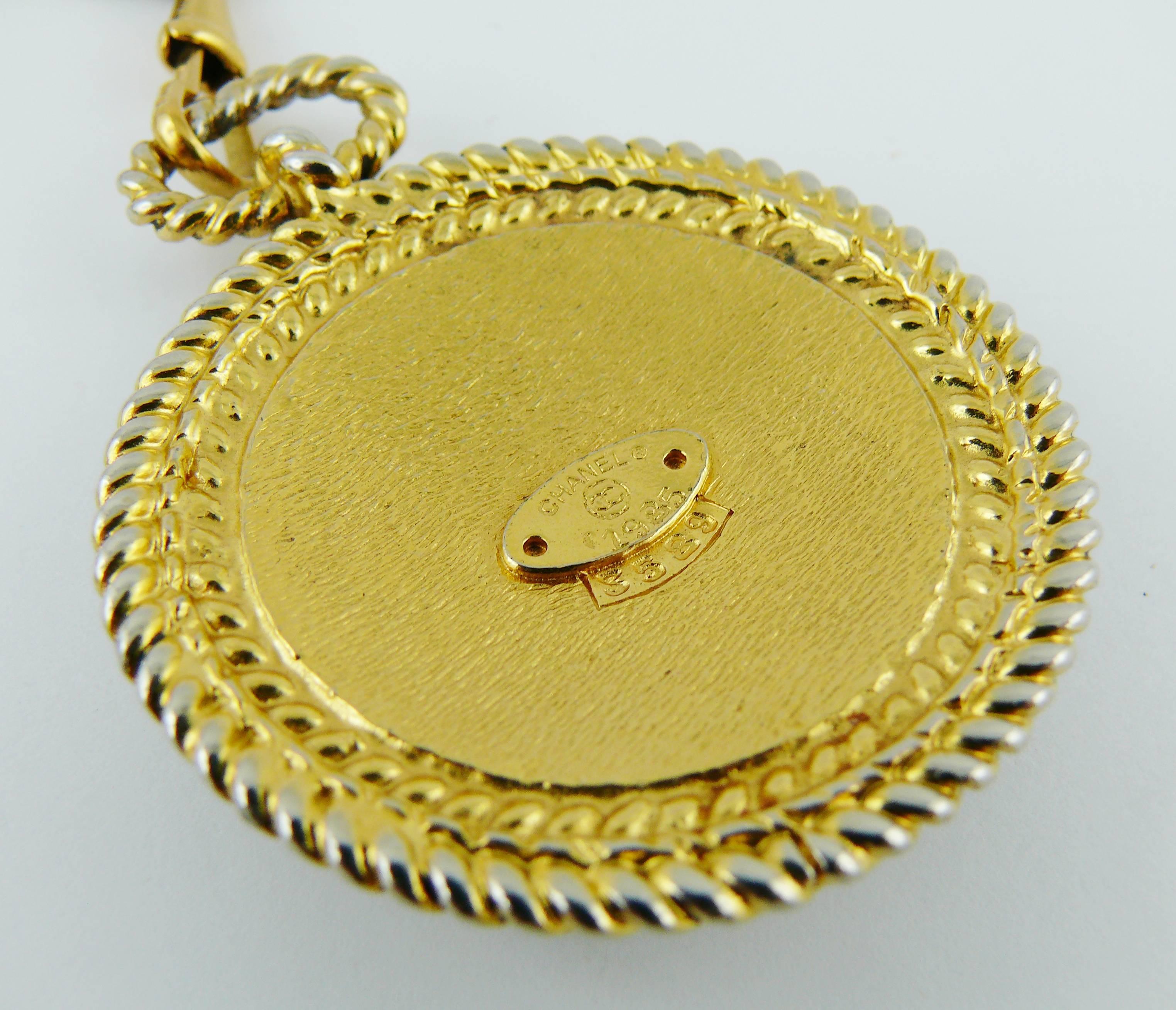 Chanel Vintage 1985 Gripoix Medallion Pendant Necklace 6