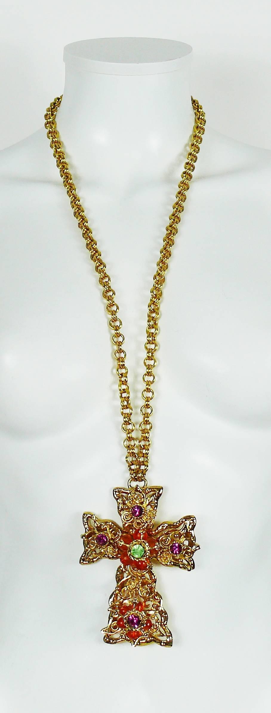 CHRISTIAN LACROIX Vintage seltene massive durchbrochene goldfarbene Kreuzanhänger-Halskette mit mehrfarbiger Kristallverzierung. 

Klobige goldfarbene Kette. 
Hakenverschluß. 

Gekennzeichnet mit CHRISTIAN LACROIX CL Made in France. 

Richtmaße: