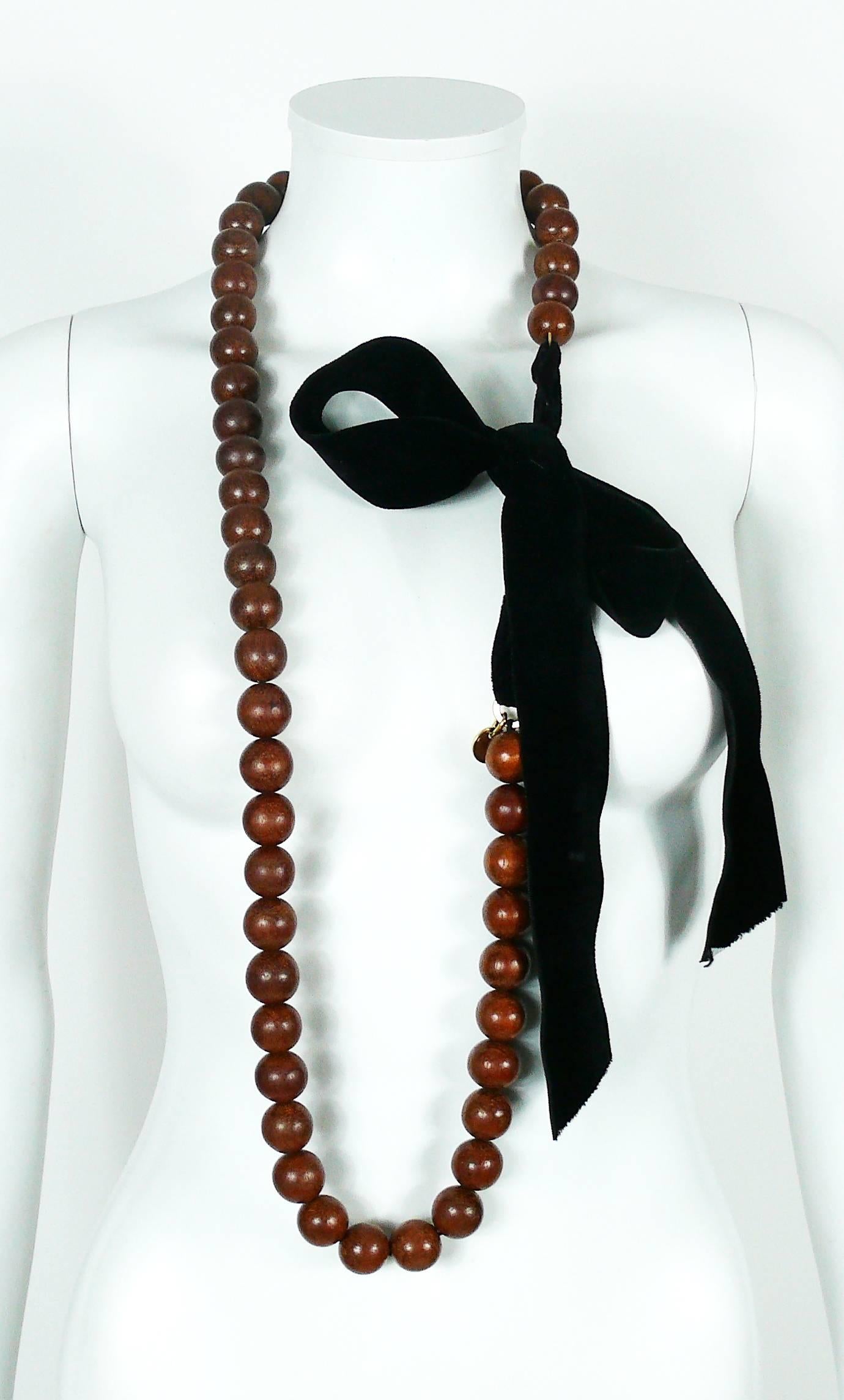 YVES SAINT LAURENT necklace featuring natural wood beads and black velvet ribbon.

Tie closure.

Embossed YSL.

Indicative measurements : total length approx. 214 cm (84.25 inches) / bead diameter approx. 1.7 cm (0.67 inch) / velvet ribbon width