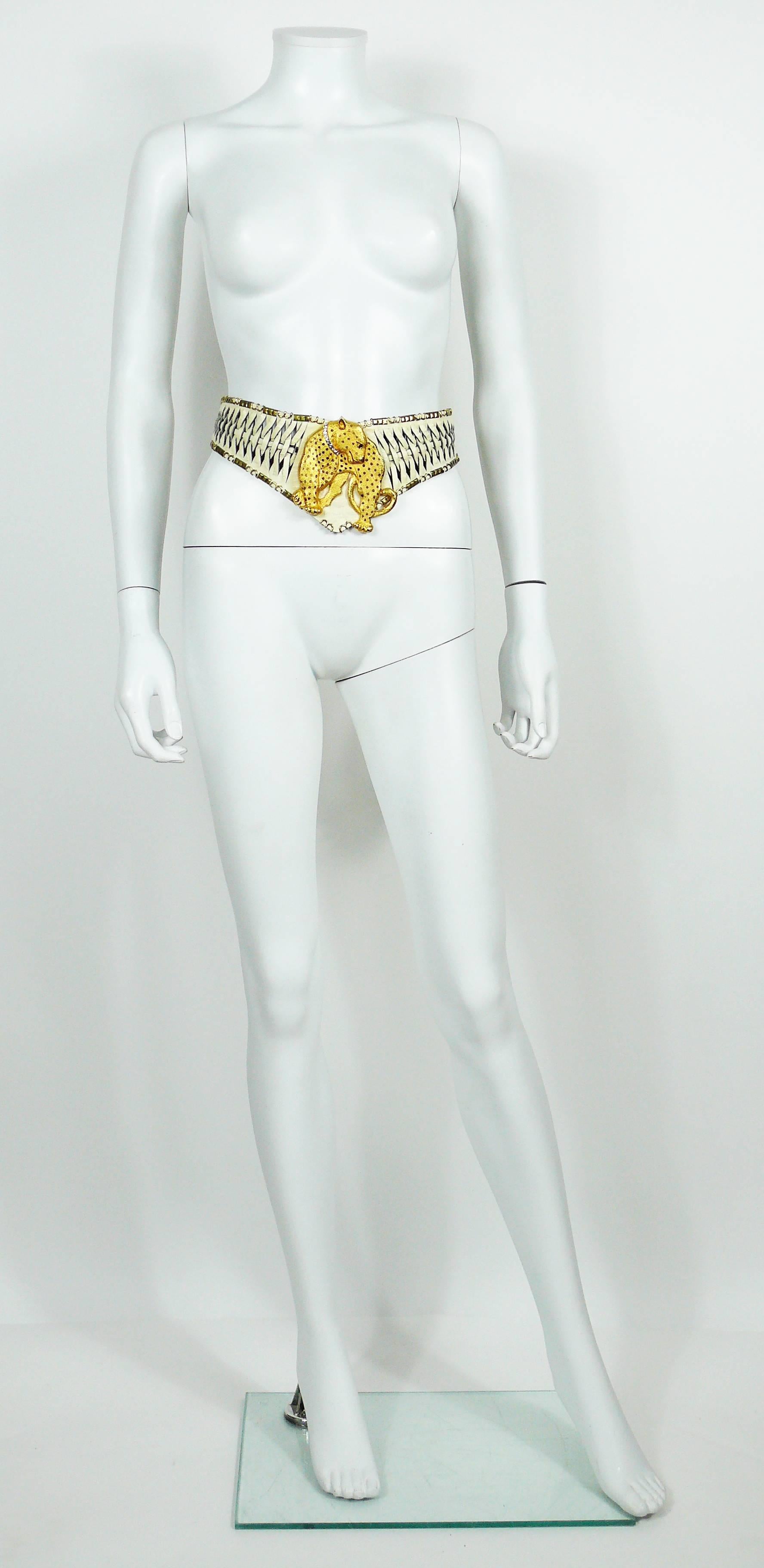 JOSE COTEL vintage rare belt made of woven white leather strips featuring a large gold toned leopard with a rhinestone collar.

Hook closure.
Adjustable size.

Embossed JOSE COTEL PARIS.
Made in France.

Indicative measurements : adjustable length
