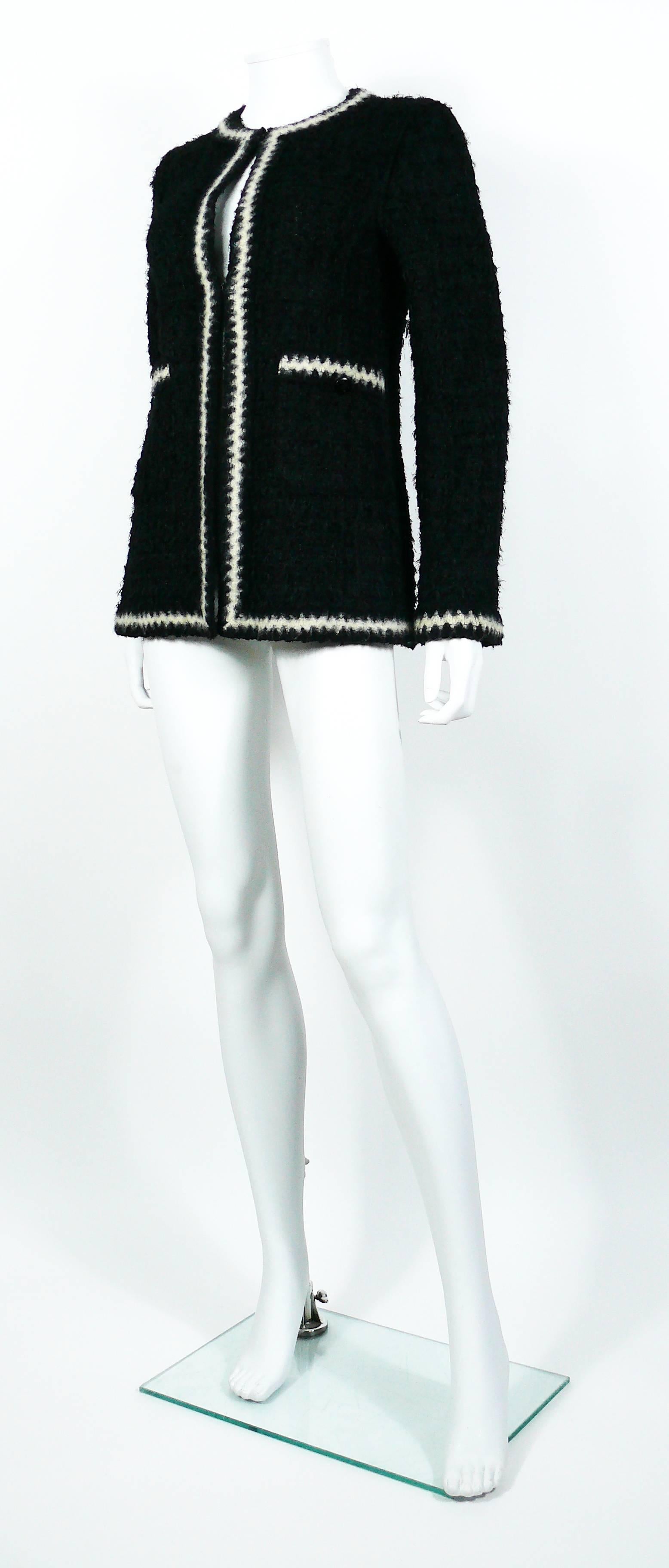 Chanel Vintage Fall 1998 Iconic Black & White Trim Boucle Cardigan Jacket In Excellent Condition In Nice, FR