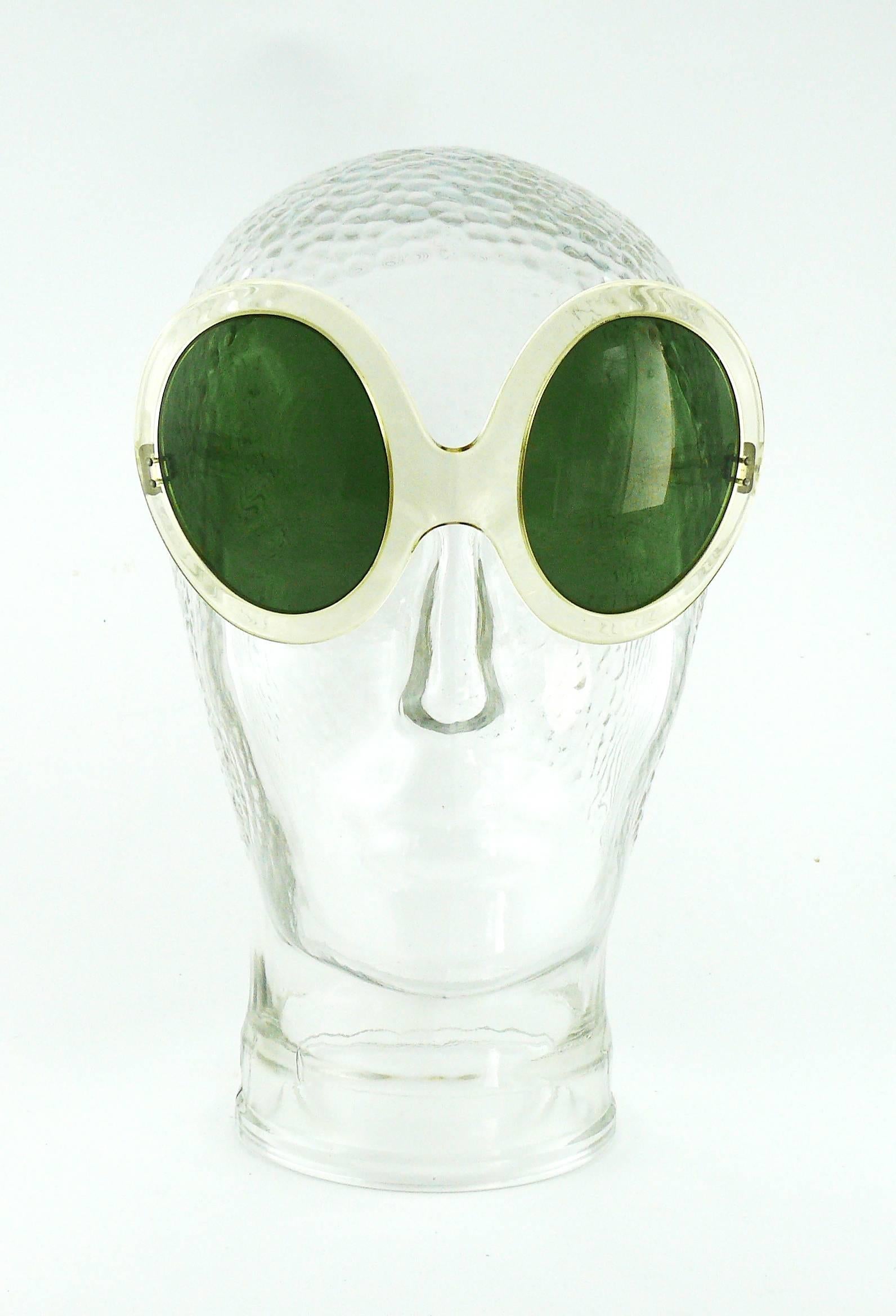 PIERRE CARDIN rare vintage lucite oversized avantgarde sunglasses.

Green lenses.

Embossed PIERRE CARDIN.
France.

Indicative measurements : max. frame width approx. 13.8 cm (5.43 inches) / lenses width approx. 5.1 cm (2.00 inches) / lenses height
