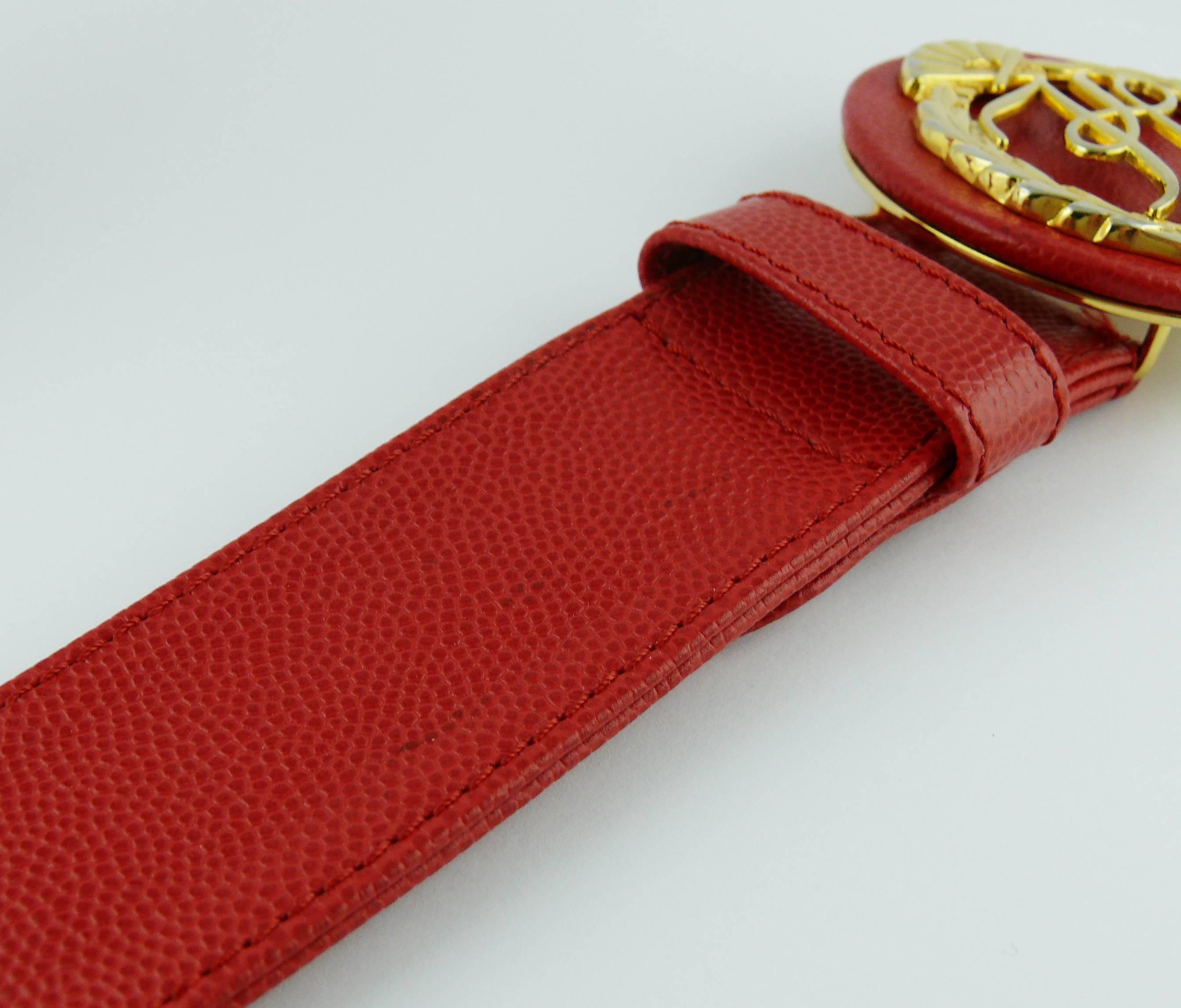 Karl Lagerfeld Vintage Roter Genarbter Ledergürtel mit goldfarbener Logoschnalle im Angebot 10