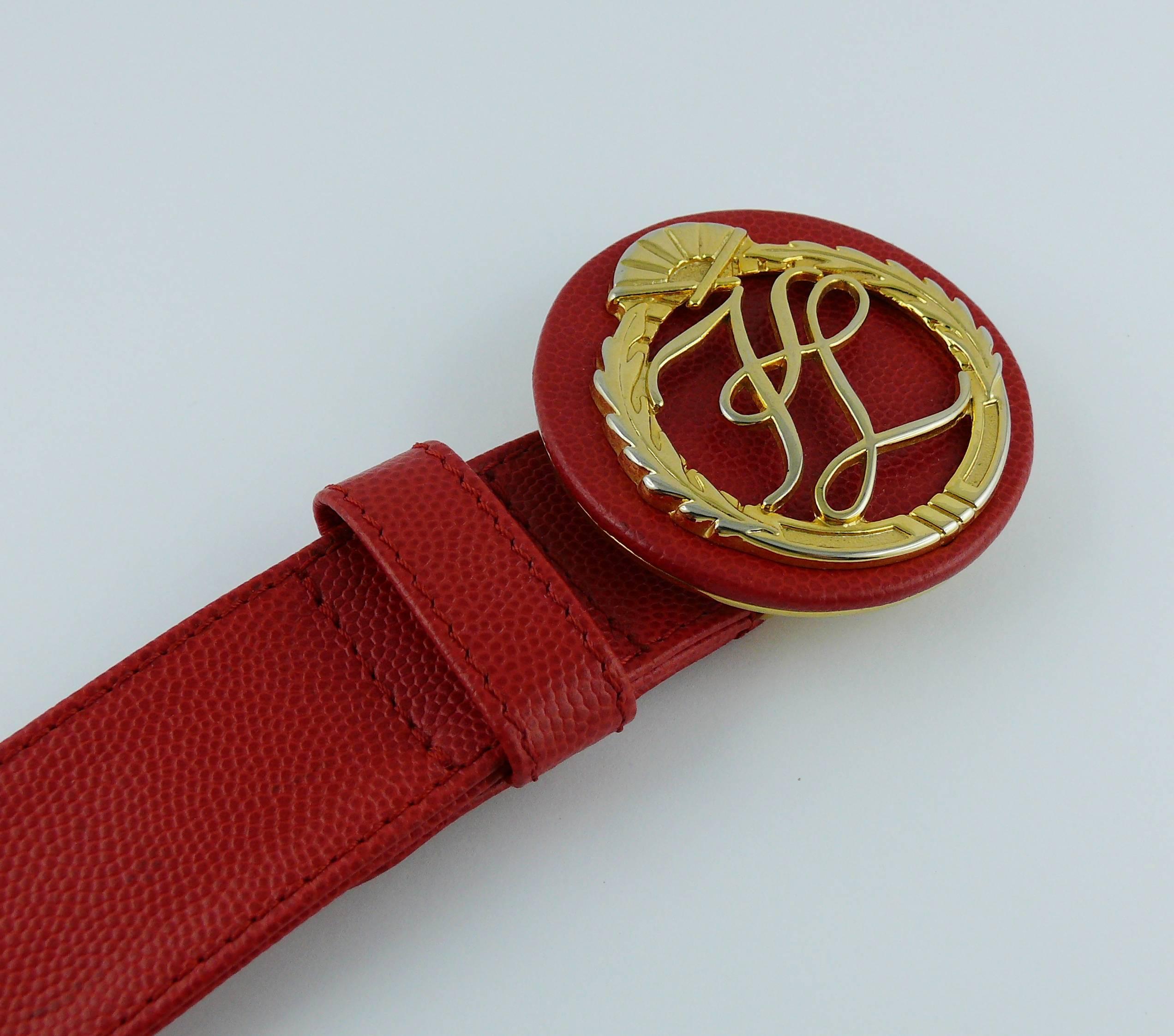 Karl Lagerfeld Vintage Roter Genarbter Ledergürtel mit goldfarbener Logoschnalle im Zustand „Gut“ im Angebot in Nice, FR