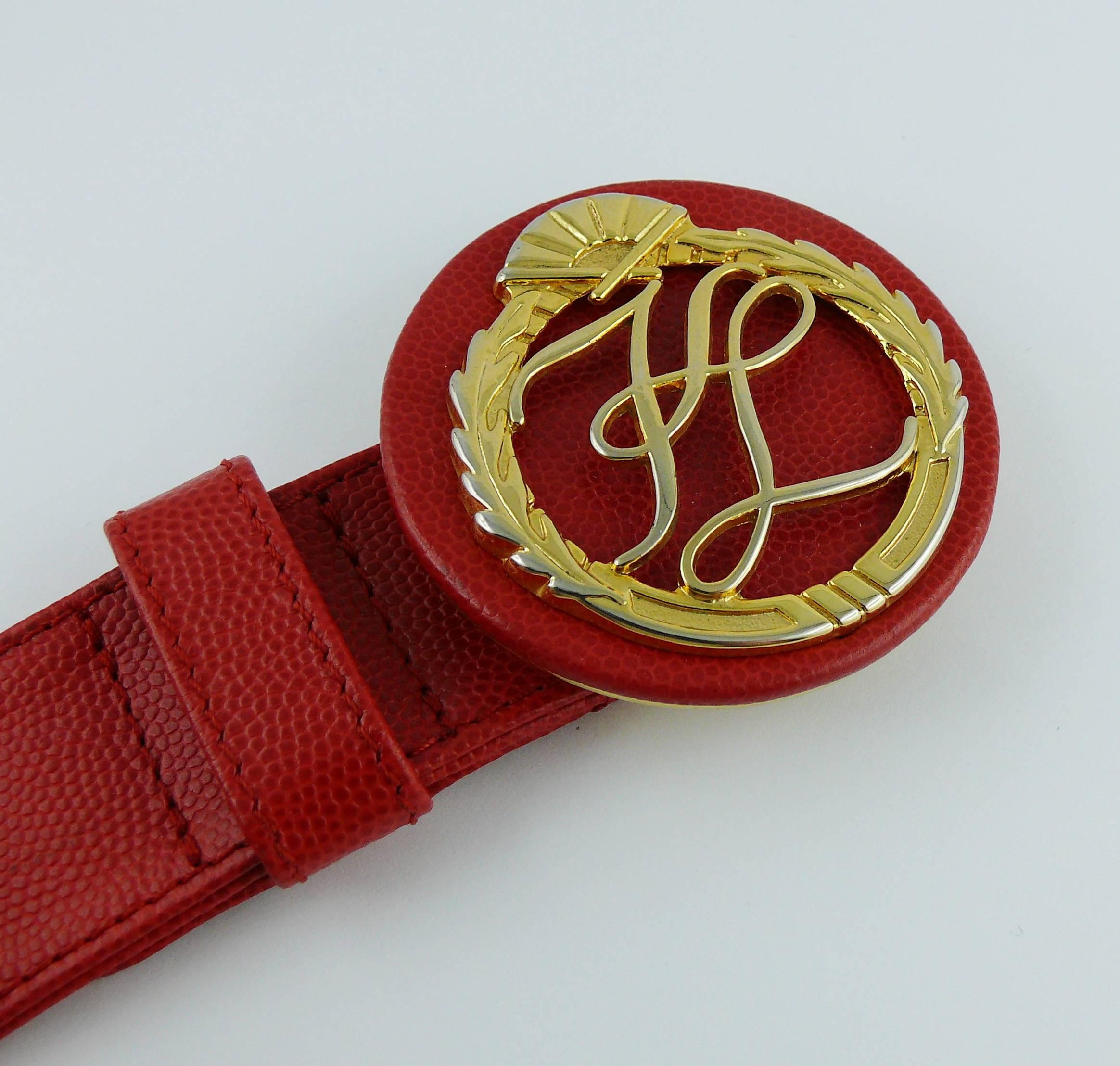 Karl Lagerfeld Vintage Roter Genarbter Ledergürtel mit goldfarbener Logoschnalle im Angebot 6