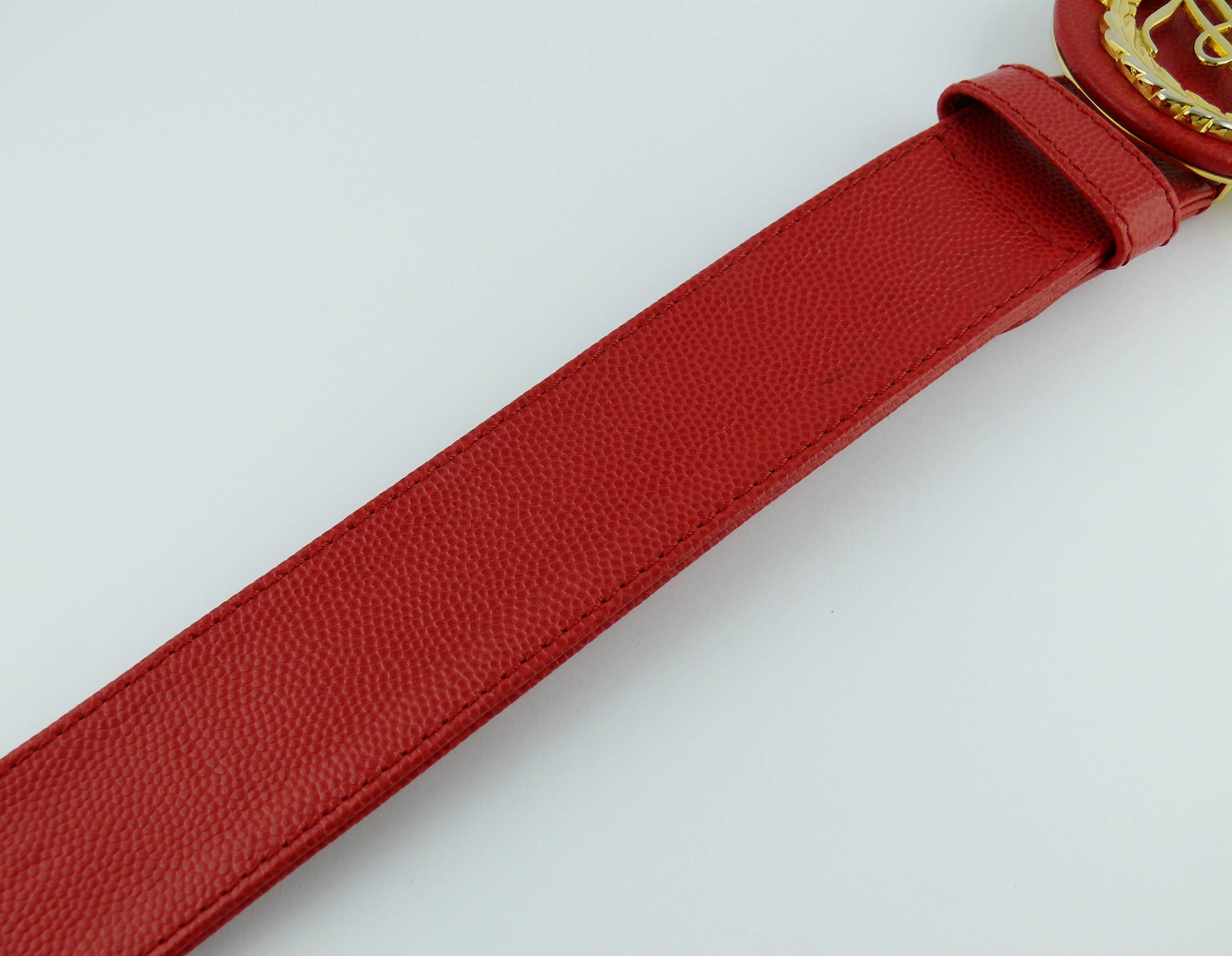 Cintura Karl Lagerfeld vintage in pelle martellata rossa con fibbia logo dorata In condizioni buone in vendita a Nice, FR
