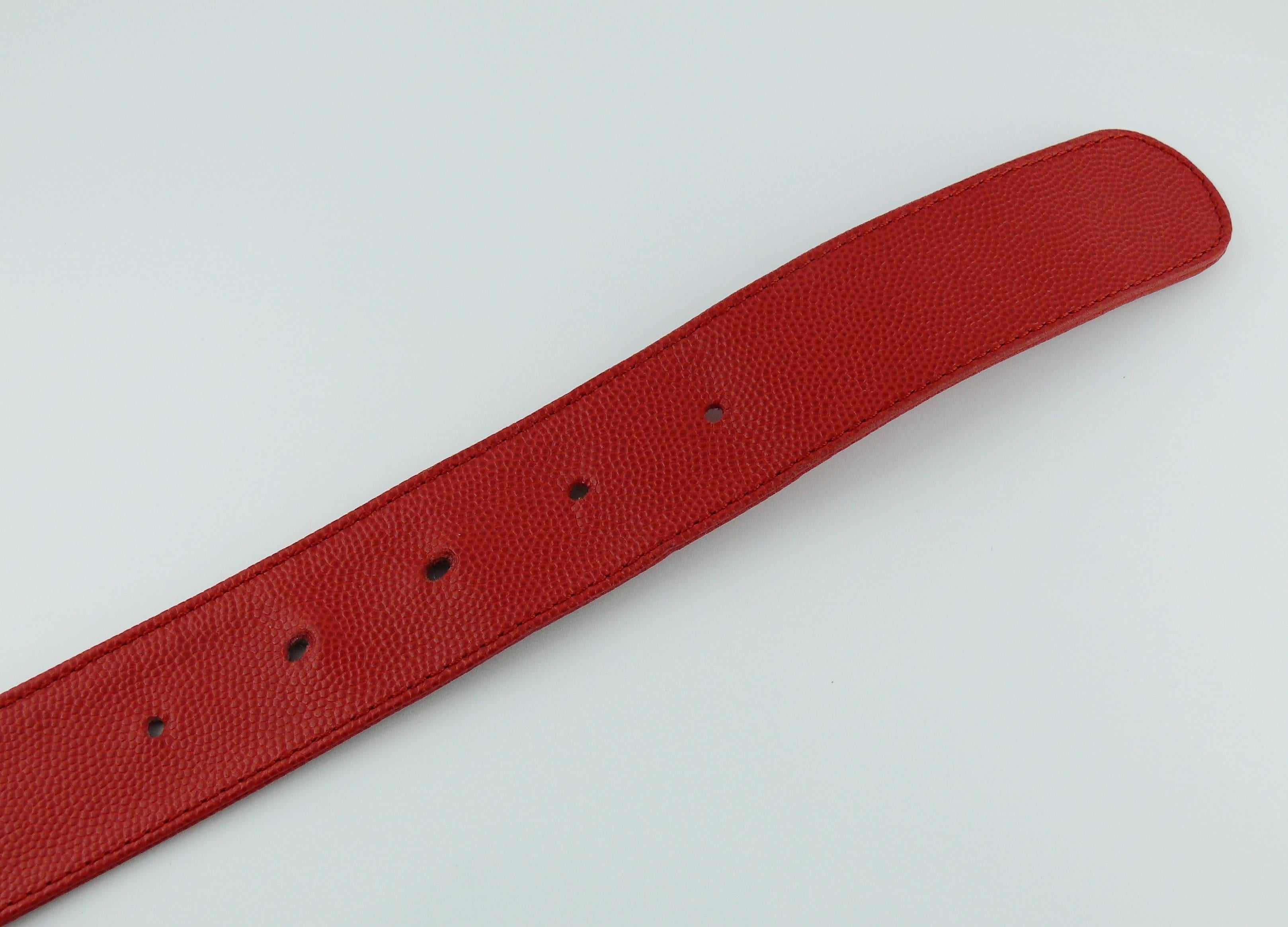 Cintura Karl Lagerfeld vintage in pelle martellata rossa con fibbia logo dorata in vendita 3