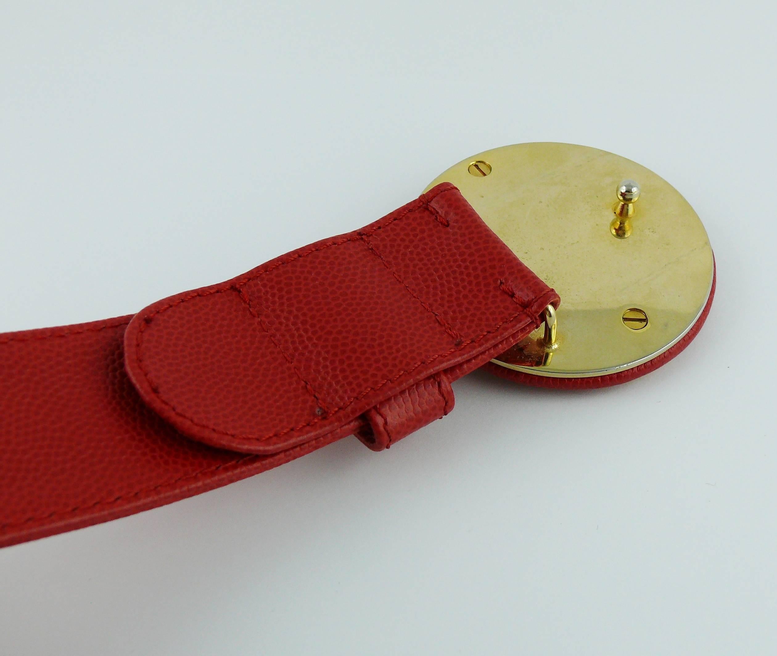 Karl Lagerfeld Vintage Roter Genarbter Ledergürtel mit goldfarbener Logoschnalle im Angebot 7
