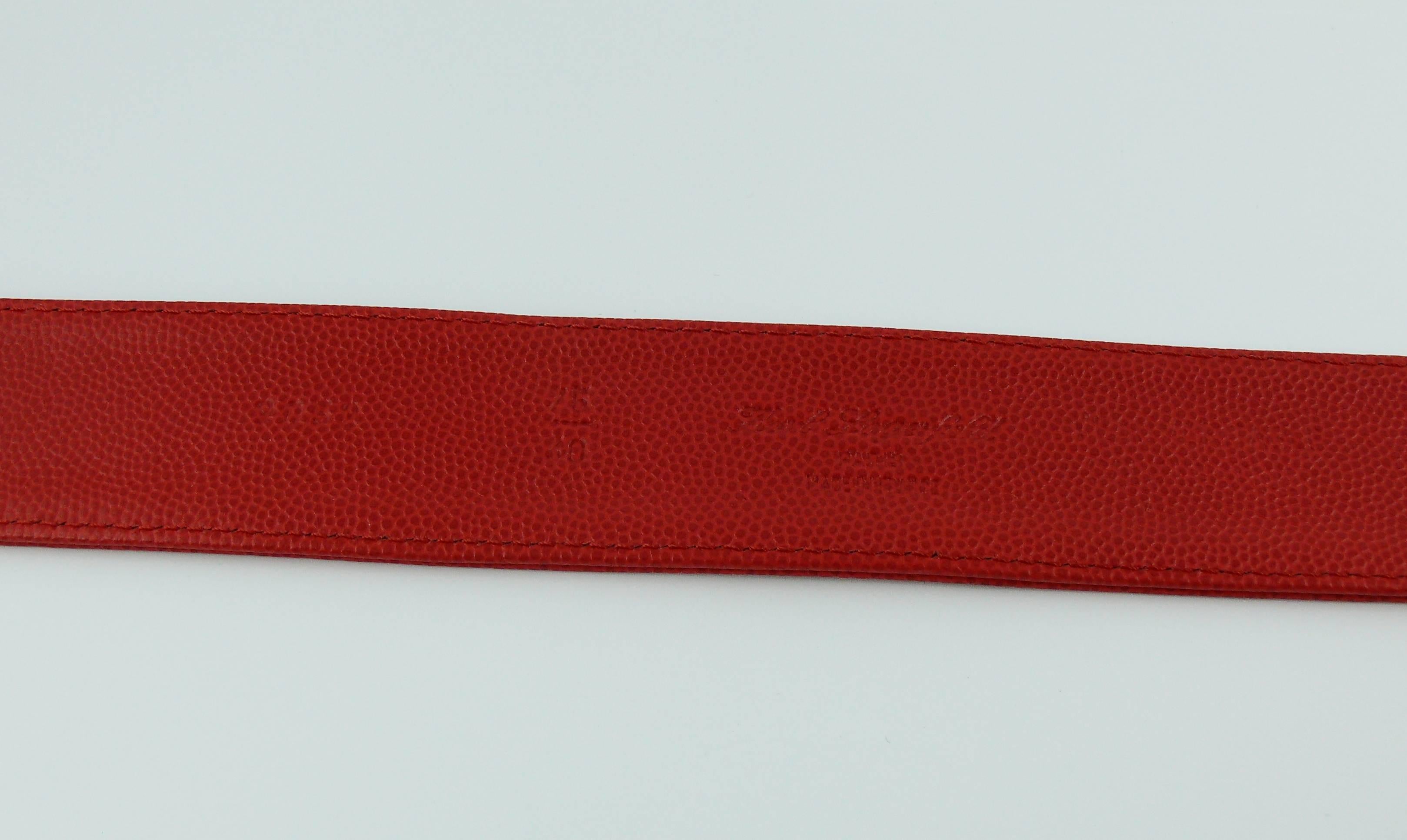 Karl Lagerfeld Vintage Roter Genarbter Ledergürtel mit goldfarbener Logoschnalle im Angebot 8