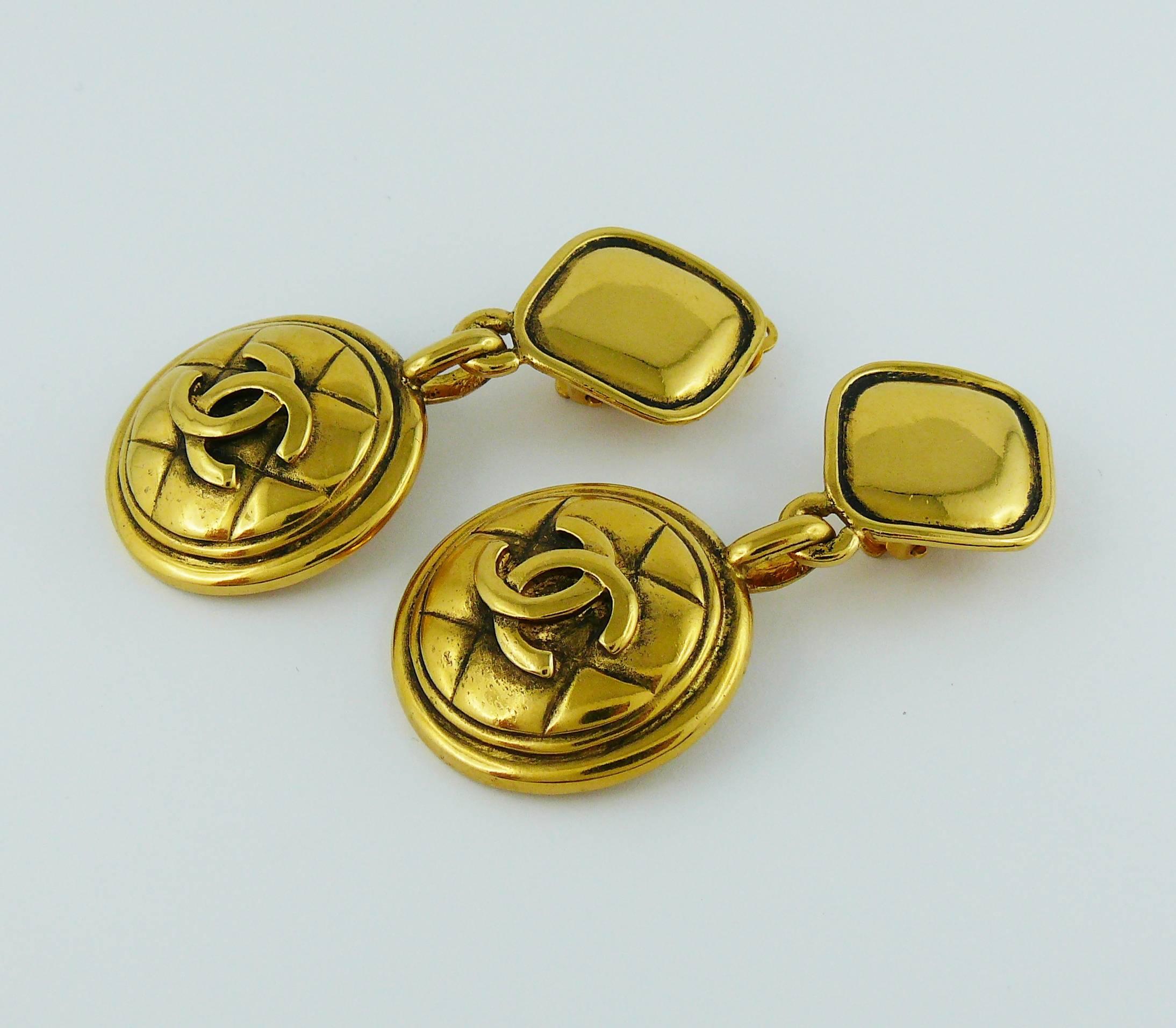Chanel Vintage Quilted CC Dangling Earrings In Excellent Condition In Nice, FR