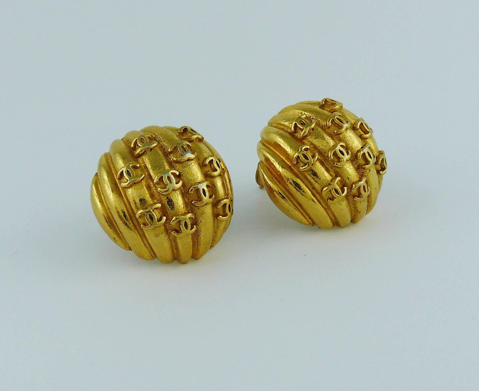 Chanel Vintage Gold Toned Dome CC Clip-On Earrings In Good Condition In Nice, FR