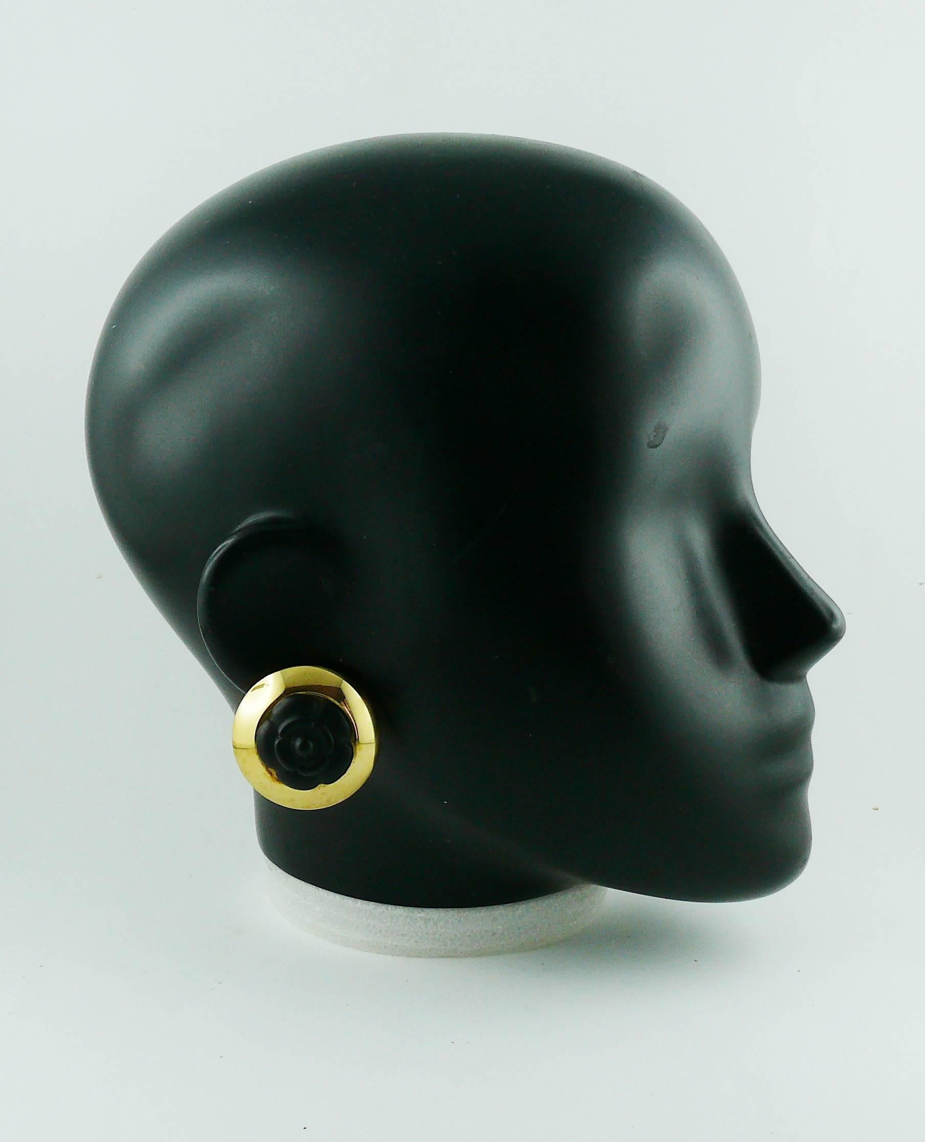 Chanel vintage 1992 domed gold tone clip-on earrings featuring a black resin camelia center.

Embossed CHANEL 2 7 Made in France.

Indicative measurements : diameter approx. 3.5 cm (1.38 inches).

JEWELRY CONDITION CHART
- New or never worn : item