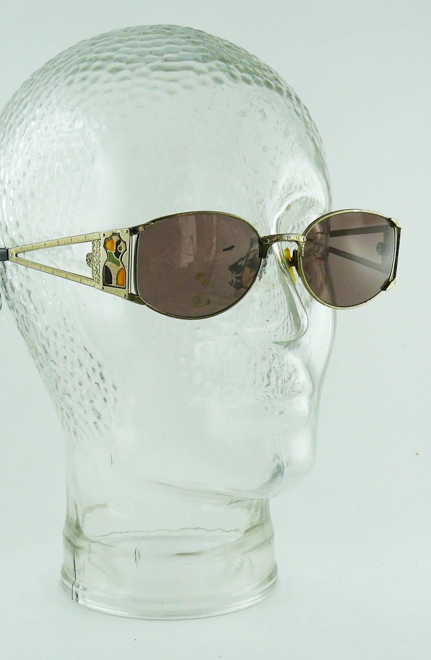 JEAN PAUL GAULTIER vintage sunglasses featuring enameled iconic bustiers on both sides.

Grained gun patina silver tone frame.
Temples with ruler design.
Tinted lenses.

Embossed JPG.
Made in Japan.

Indicative measurements : max. width approx. 13.8