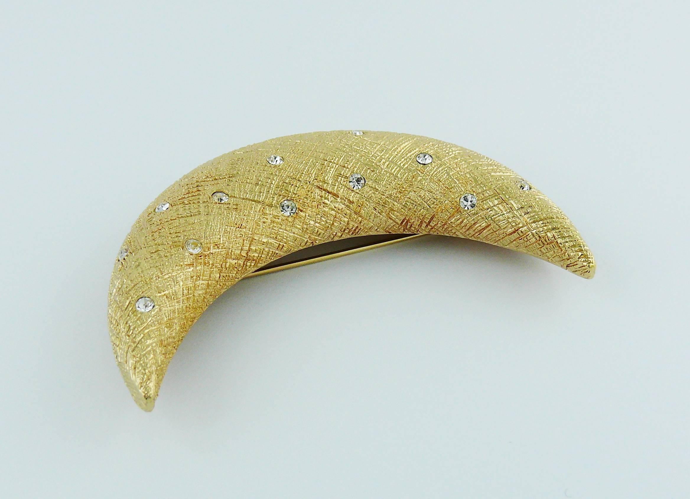 CHRISTIAN DIOR broche vintage de luna creciente en tono dorado texturizado con adorno de cristal transparente.

Marcado CHR. DIOR.

Medidas indicativas: altura aprox. 6,6 cm / anchura aprox. 2,2 cm.

TABLA DE ESTADO DE LAS JOYAS
- Nuevo o sin
