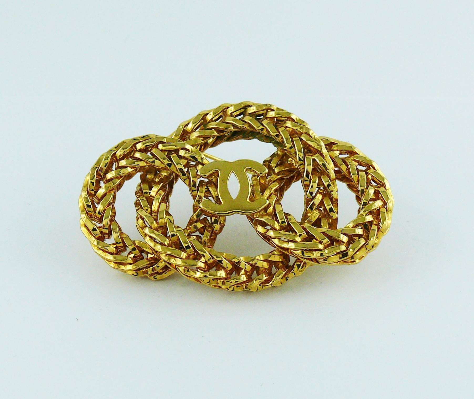 Chanel Vintage 1980s Gold Toned Chain Rings with CC Brooch In Excellent Condition In Nice, FR