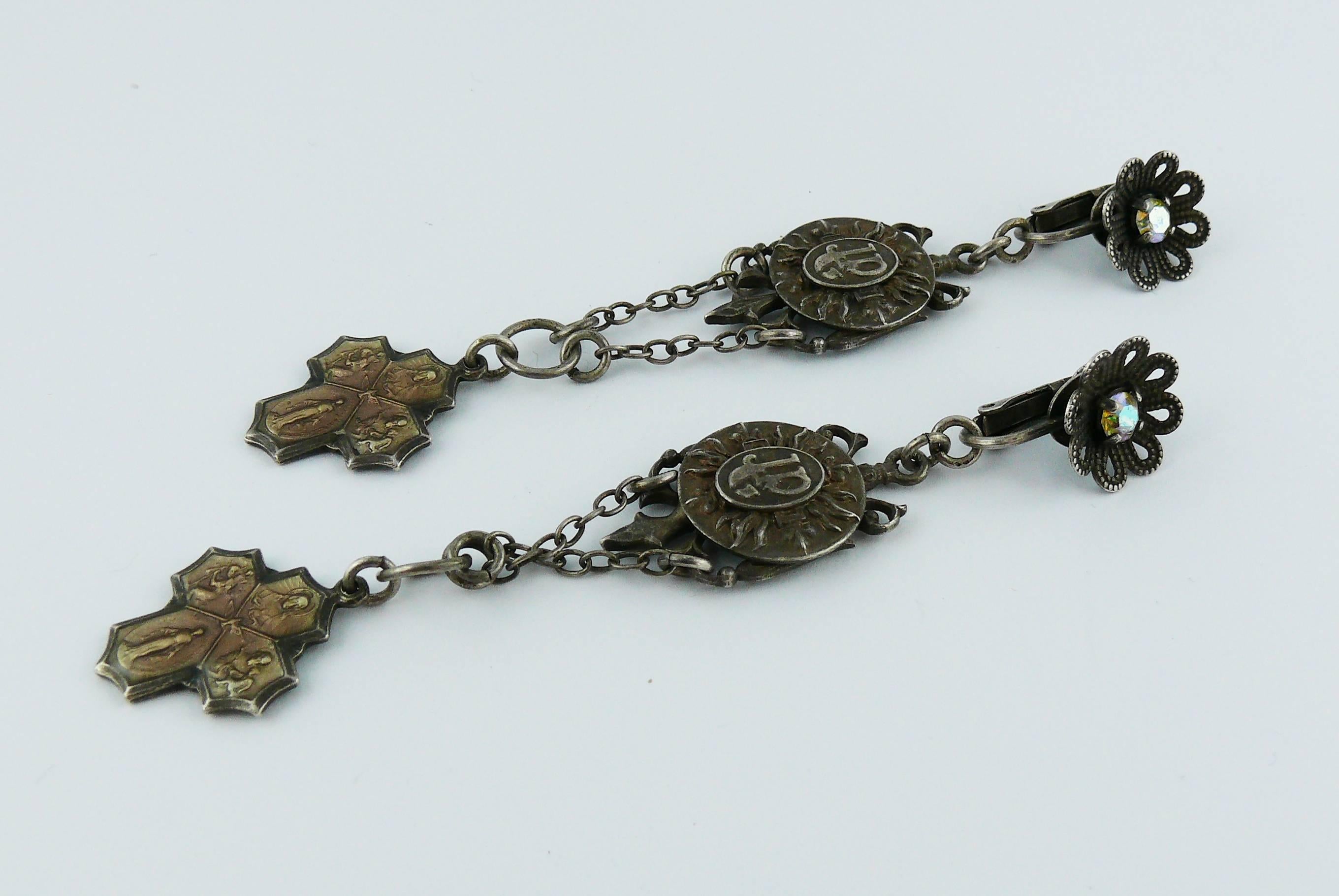 JEAN PAUL GAULTIER vintage gun patina dangling earrings (clip on) featuring a scapular charm with Jesus and religious figures.

Marked JPG.

Indicative measurements : length approx. 10 cm (3.94 inches) / max. width approx. 1.7 cm (0.67