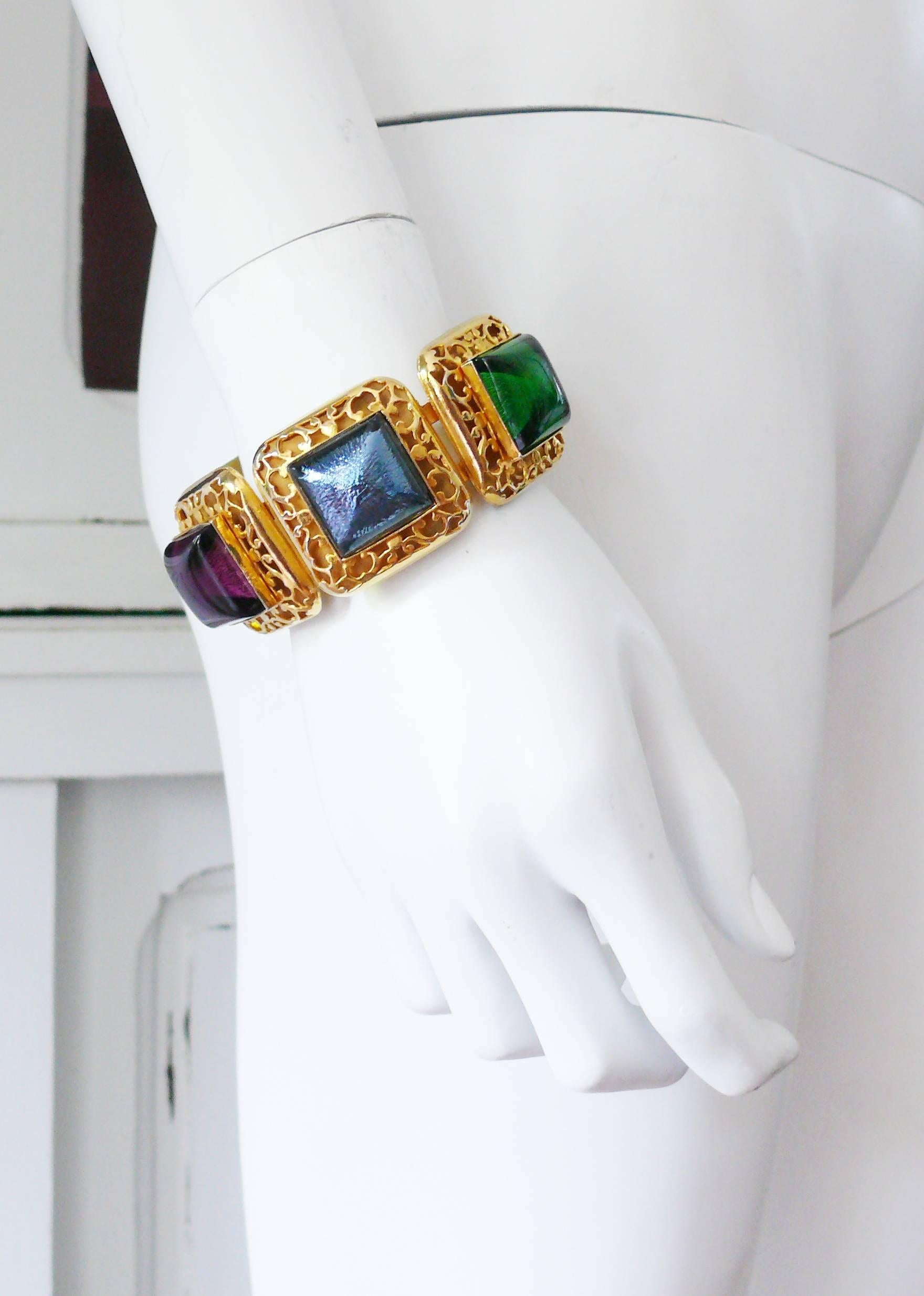 PHILLIPE FERRANDIS Paris vintage gold toned cuff bracelet featuring an openwork design embellished with multicolored glass cabochons.

Signed PHILIPPE FERRANDIS Paris.

Indicative measurements : inner measurements approx. 6.4 cm (2.52 inches) x 5.7