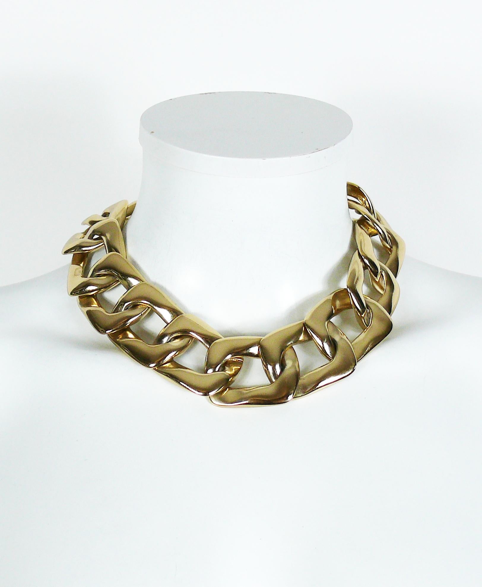 YVES SAINT LAURENT vintage chunky gold toned curb chain necklace.

Hook clasp closure.

Embossed YSL Made in France.

Indicative measurements : adjustable length from approx 45 cm (17.72 inches) to approx. 50 cm (19.69 inches) / width approx. 3.2 cm