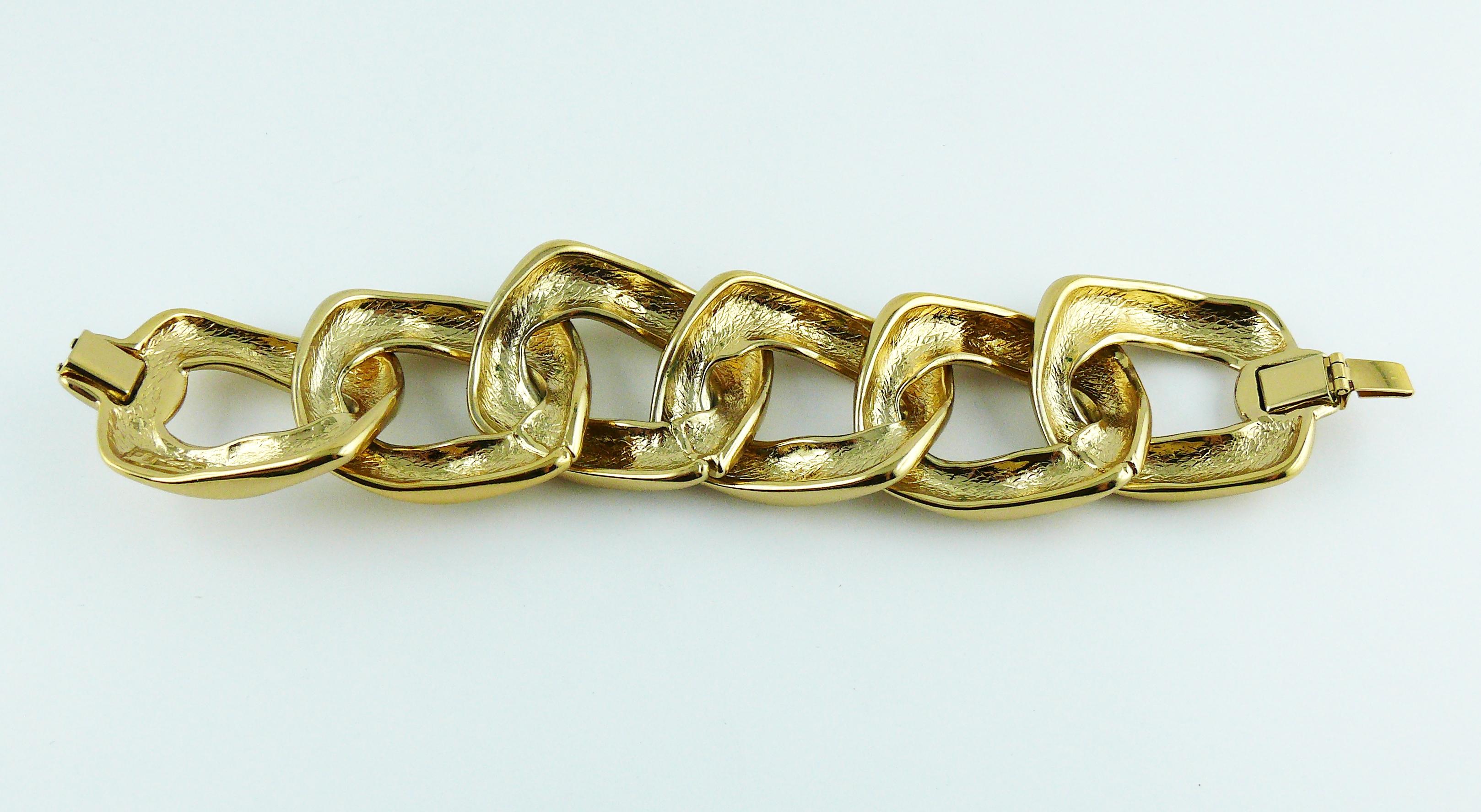 Yves Saint Laurent YSL Vintage Chunky Gold Toned Curb Chain Bracelet In Excellent Condition In Nice, FR