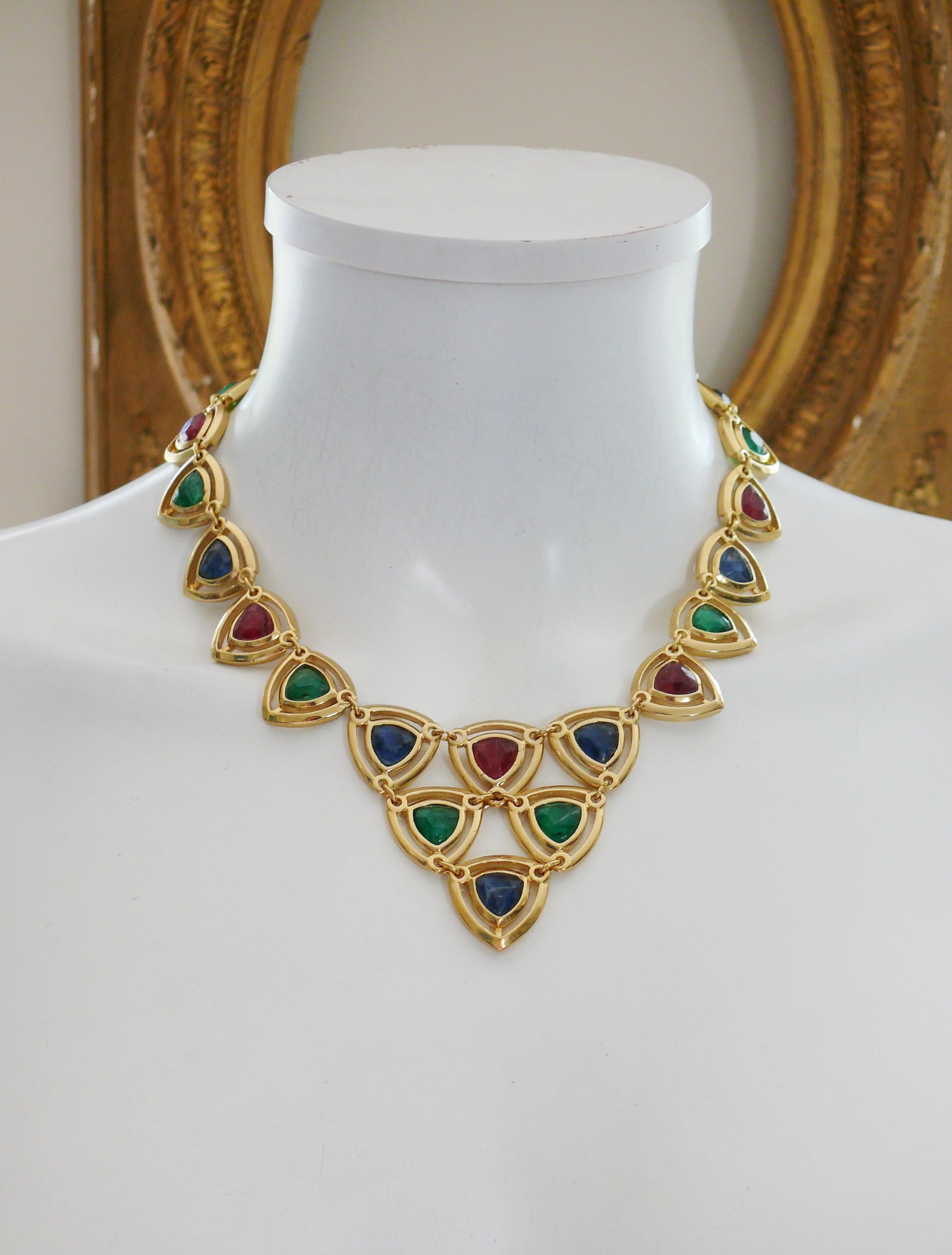 CHRISTIAN DIOR vintage gold toned necklace featuring a geometric design embellished with faux gemstones (ruby, emerald, sapphire) glass cabochons.

Secure clasp closure.

Embossed CHR. DIOR ©.

Indicative measurements : length approx. 43 cm (16.93