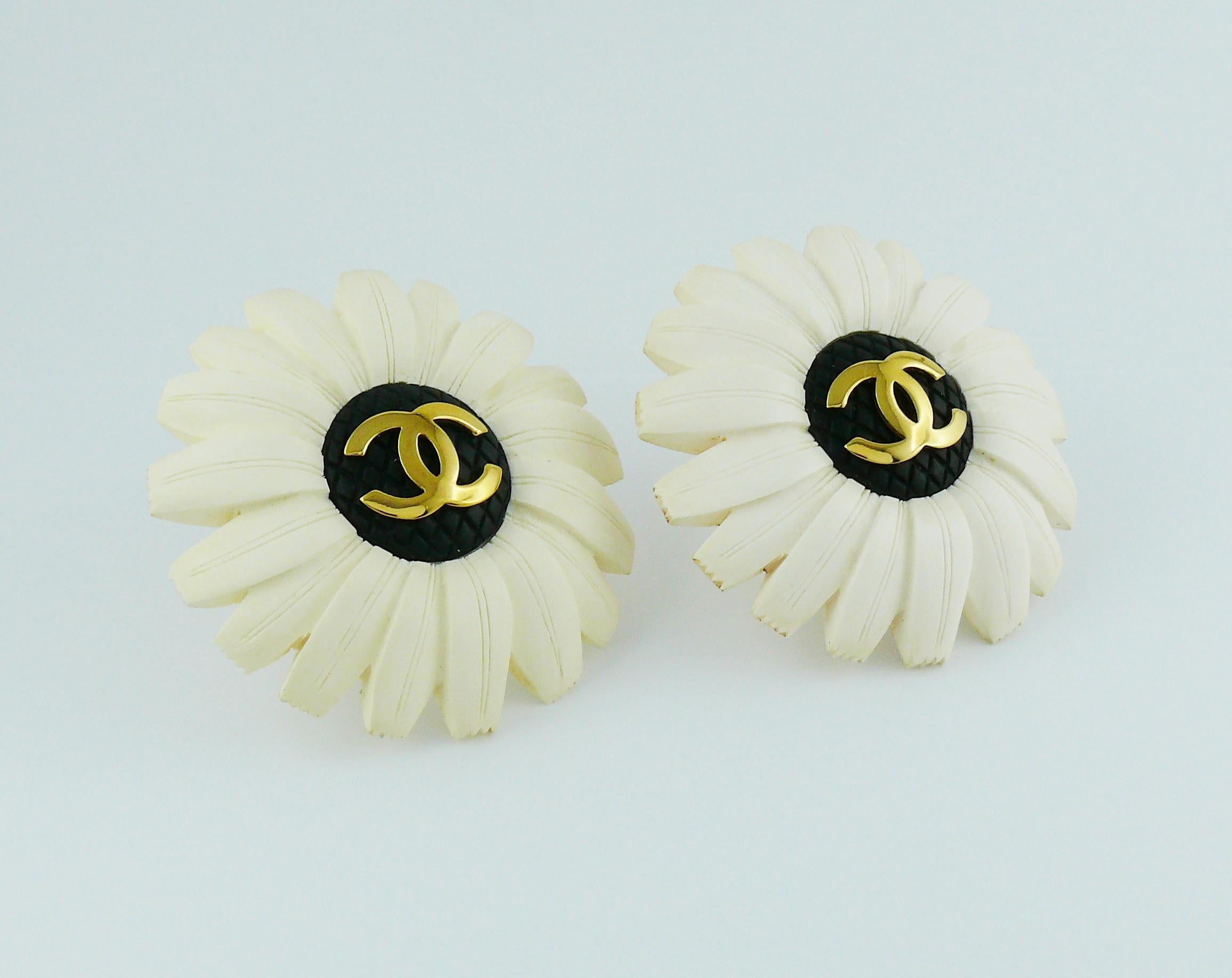 Chanel Vintage Oversized White Resin Flower with CC Clip-On Earrings In Fair Condition In Nice, FR