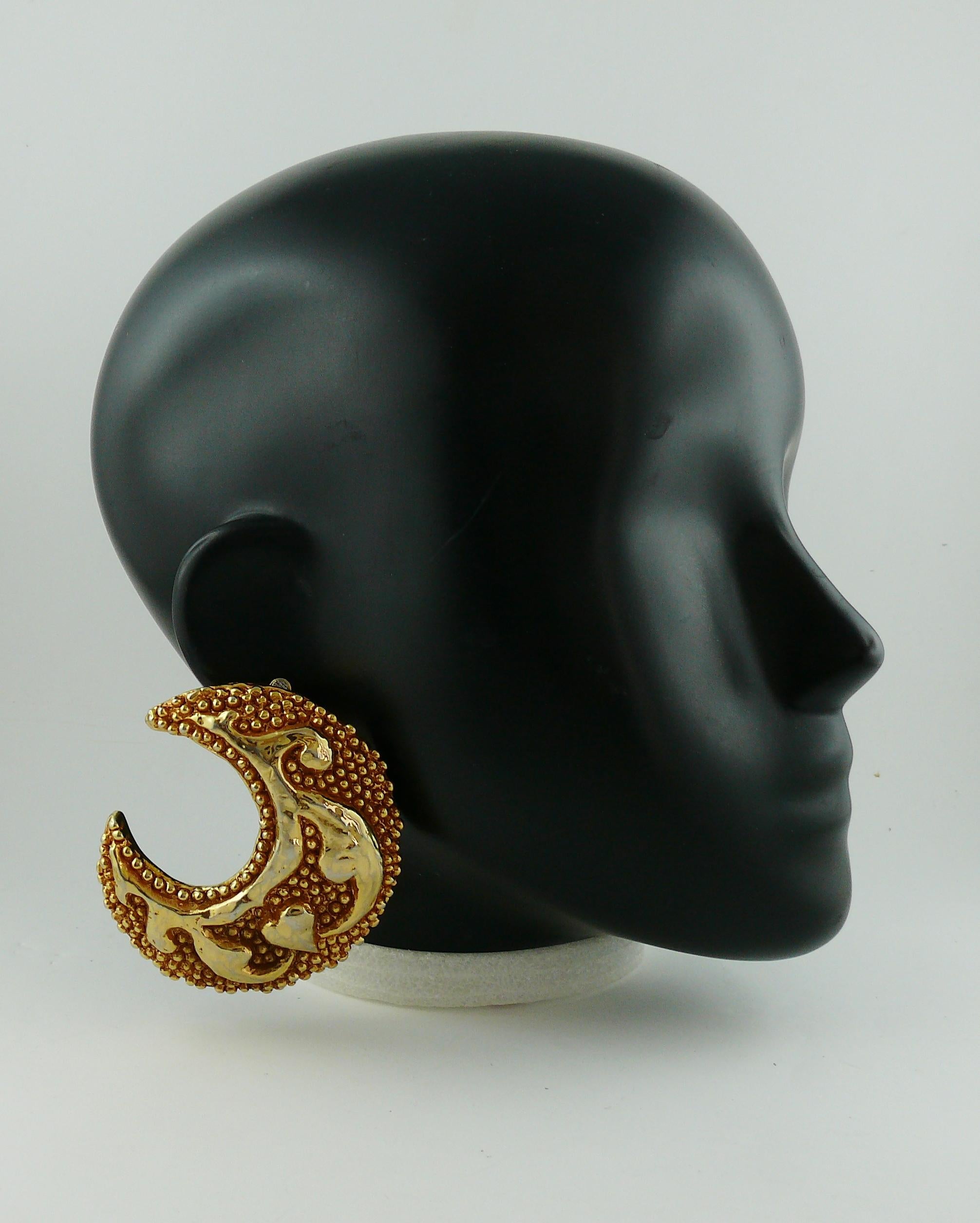 CHRISTIAN LACROIX vintage massive pair of crescent moon shaped vintage clip-on earrings featuring stylized arabesques and heart on a pearl background design.

Marked CHRISTIAN LACROIX CL Made in France.

Indicative measurements : height 7 cm (2.76