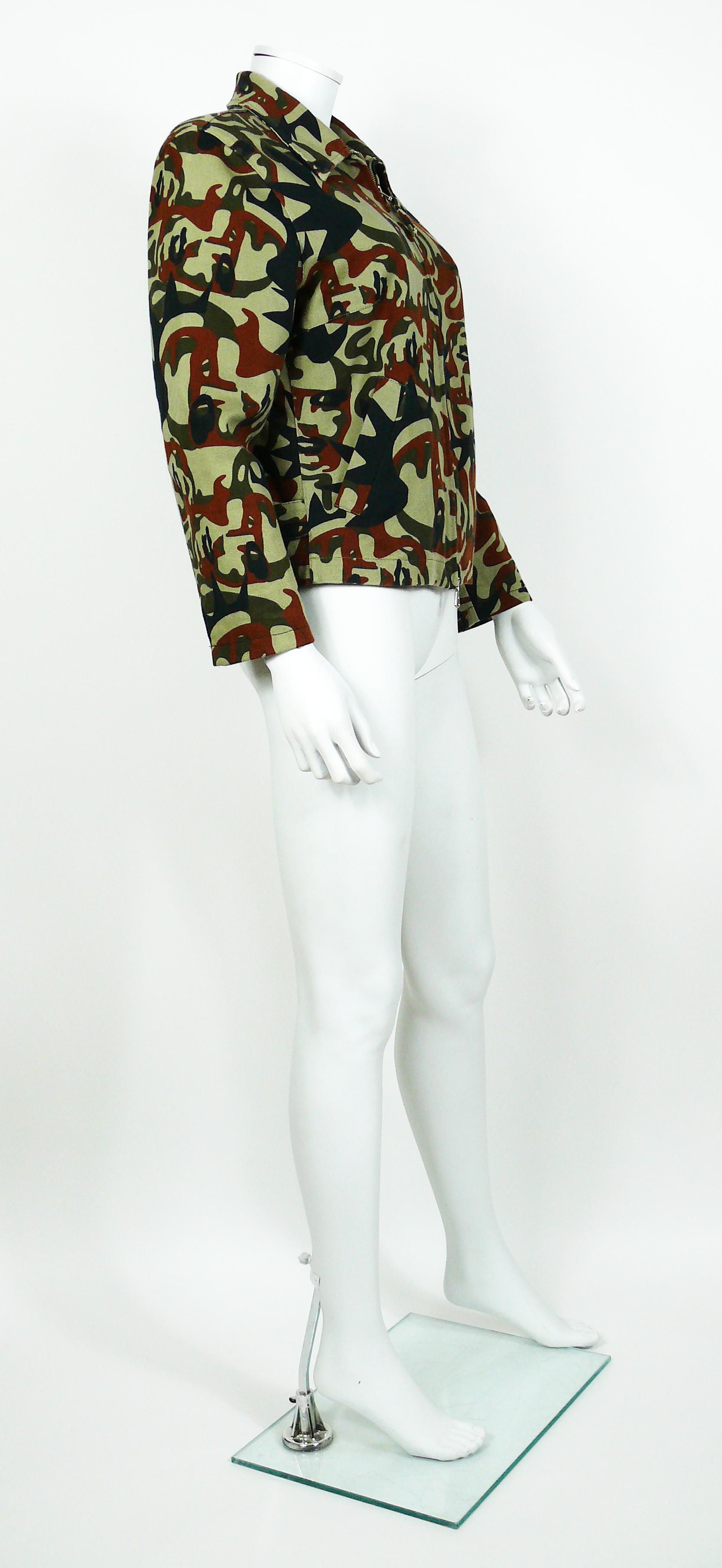 JEAN PAUL GAULTIER vintage jacket featuring a camouflage design with faces.

This jacket features :
- Classic collar.
- Front zip closure.
- Long sleeves.
- Two pockets.
- Fully lined.

Label reads JPG JEAN'S DONNA.
Made in Italy.

Size tag reads :