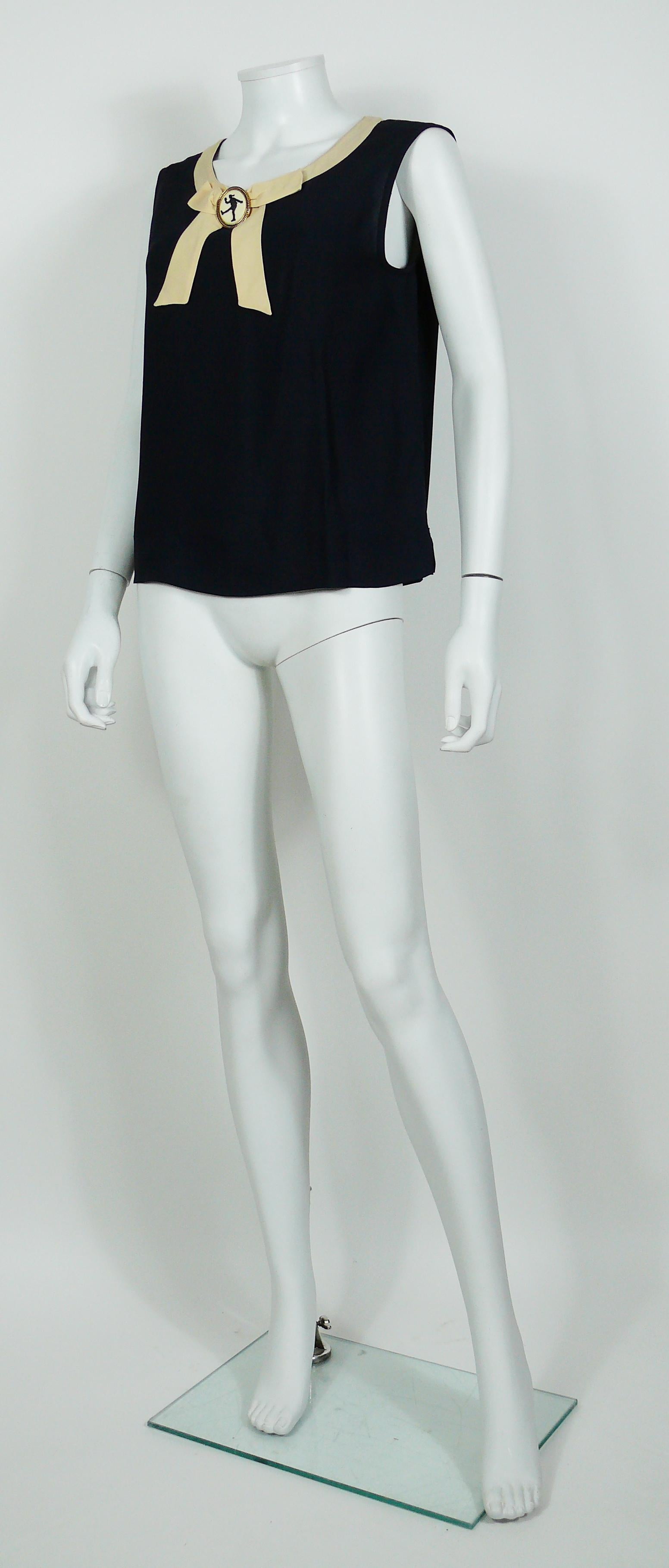 Moschino Cameo Top US Size 12 In Good Condition For Sale In Nice, FR