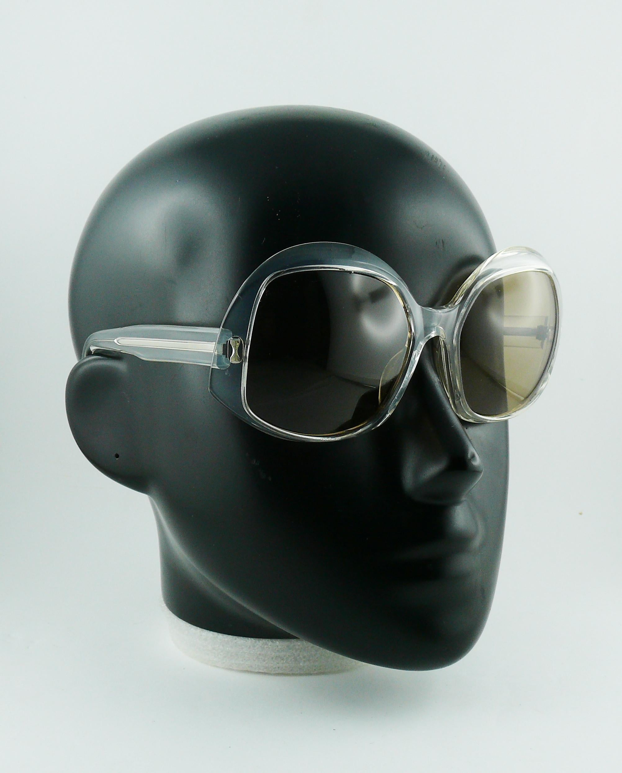 PIERRE MARLY vintage WEEK-END sunglasses featuring clear frame/temples and smoked lenses.

Embossed WEEK-END PIERRE MARLY.

Indicative measurements : max. width approx. 15 cm (5.91 inches) / width between lenses approx. 1 cm (0.39 inch) / lenses