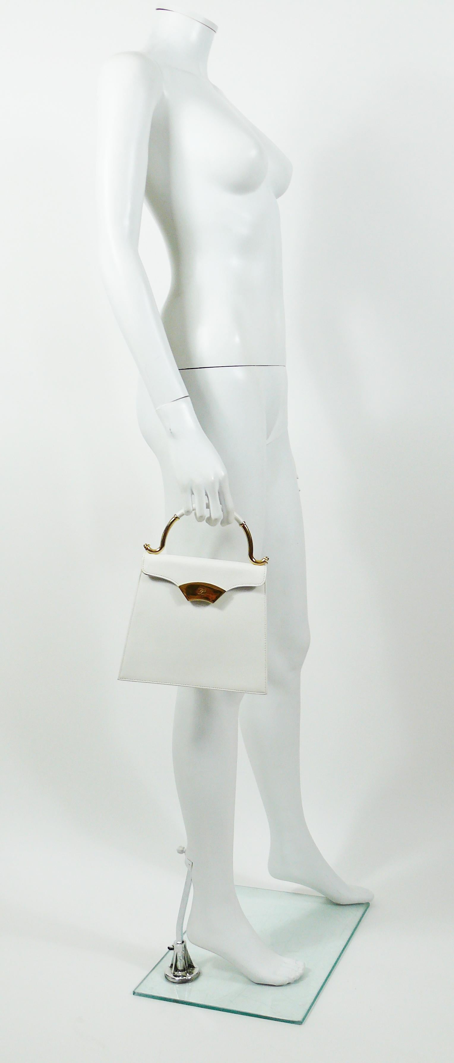 KARL LAGERFELD vintage white grained leather handbag.

This bag features :
- White grained leather body.
- Rigid top handle in gold tone metal and white leather.
- Gold tone snap closure embossed KL.
- One inner zippered pocket with gold metal fan