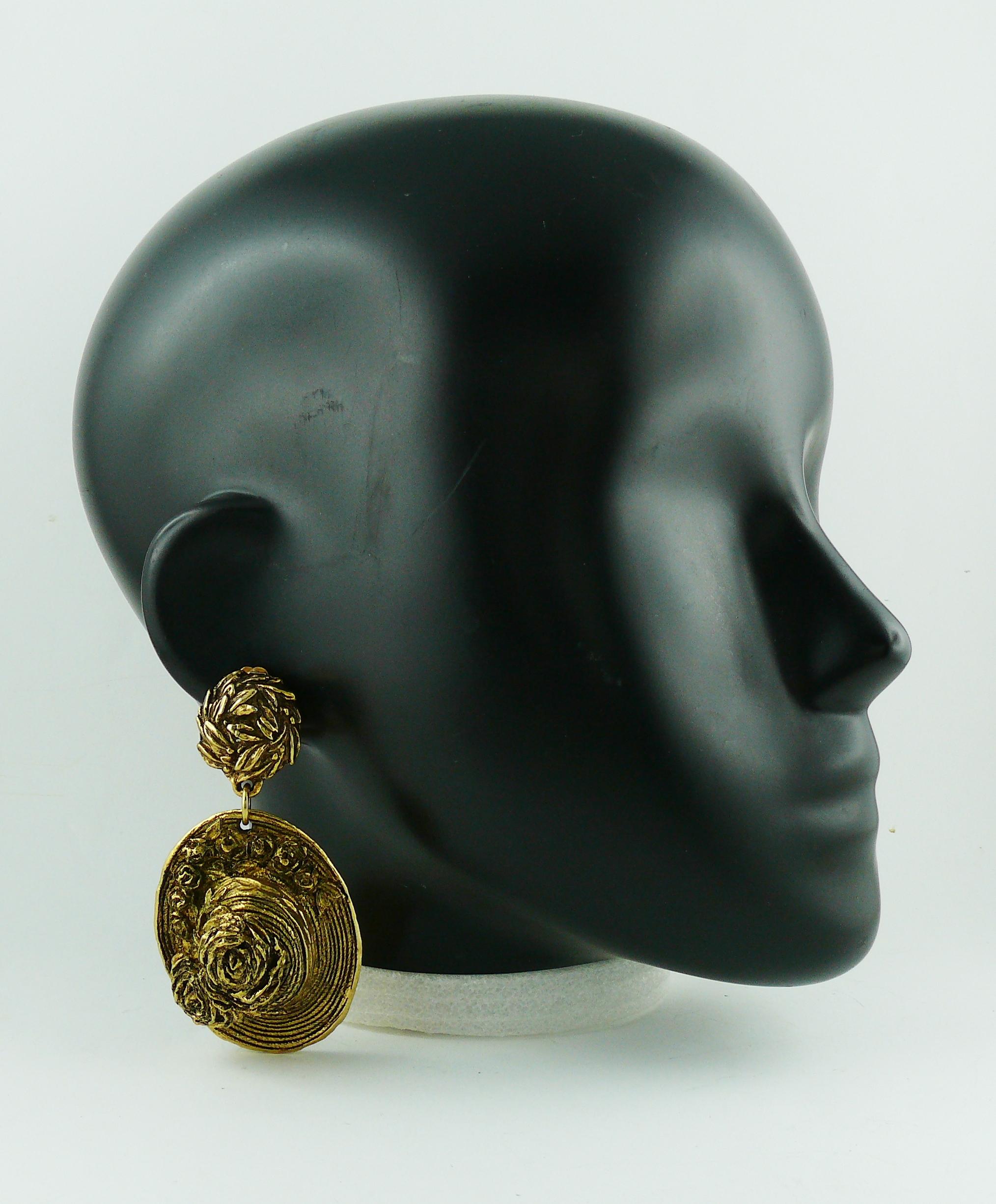 CHANTAL THOMASS vintage rare massive dangling earrings (clip-on) featuring hats with flowers in gold tone with antiqued patina.

Embossed CHANTAL THOMASS.

Indicative measurements : height approx. 8 cm (3.15 inches) / max. width 4 cm (1.57