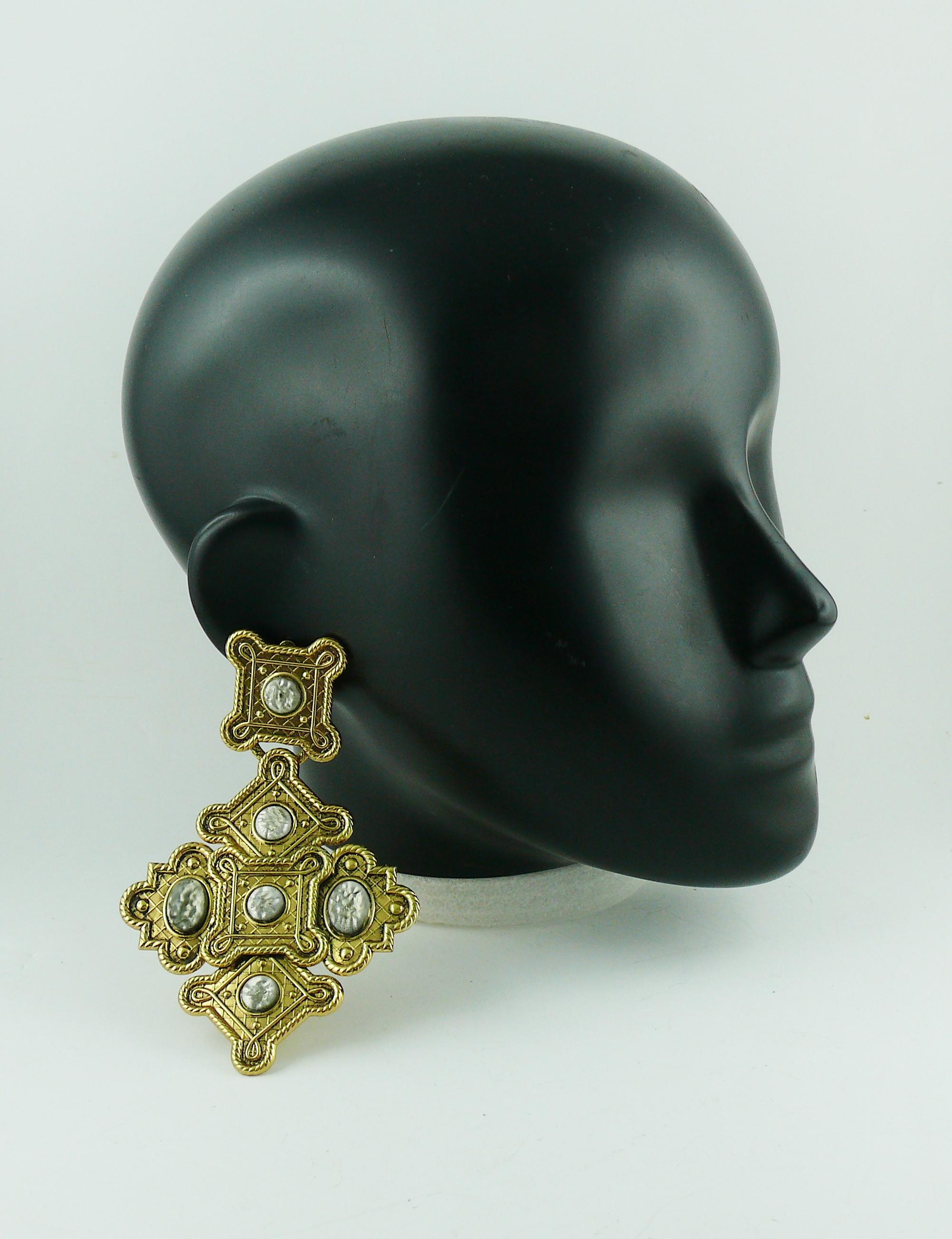 ZOE COSTE vintage rare massive Byzantine inspired dangling earrings (clip-on) in antiqued gold tone with grey cabochons.

Embossed ZOE COSTE Made in France.

Indicative measurements : height approx. 11 cm (4.33 inches) / max. width 7.2 cm (2.83