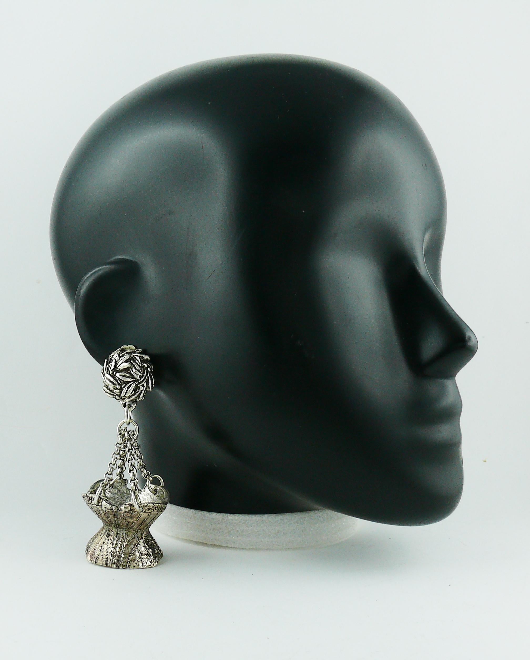 CHANTAL THOMASS vintage rare novelty dangling earrings (clip-on) featuring silver toned corsets.

Embossed CHANTAL THOMASS.

Indicative measurements : height approx. 8.2 cm (3.23 inches) / max. width 3.4 cm (1.34 inches).

JEWELRY CONDITION CHART
-