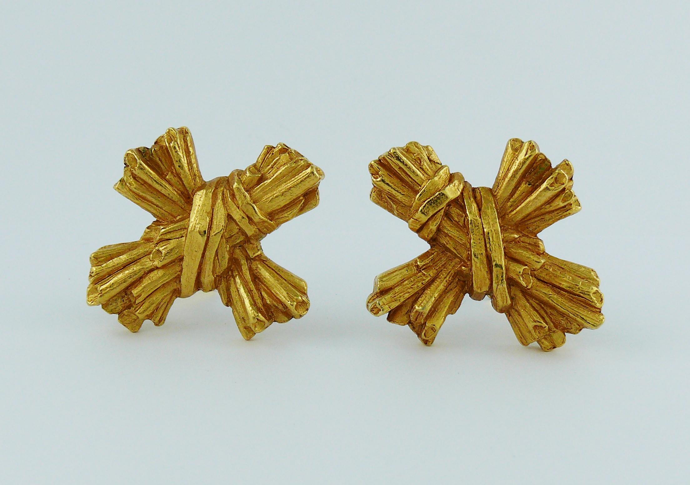 Christian Lacroix Vintage Ribbed Textured Bundle Cross Earrings In Excellent Condition In Nice, FR