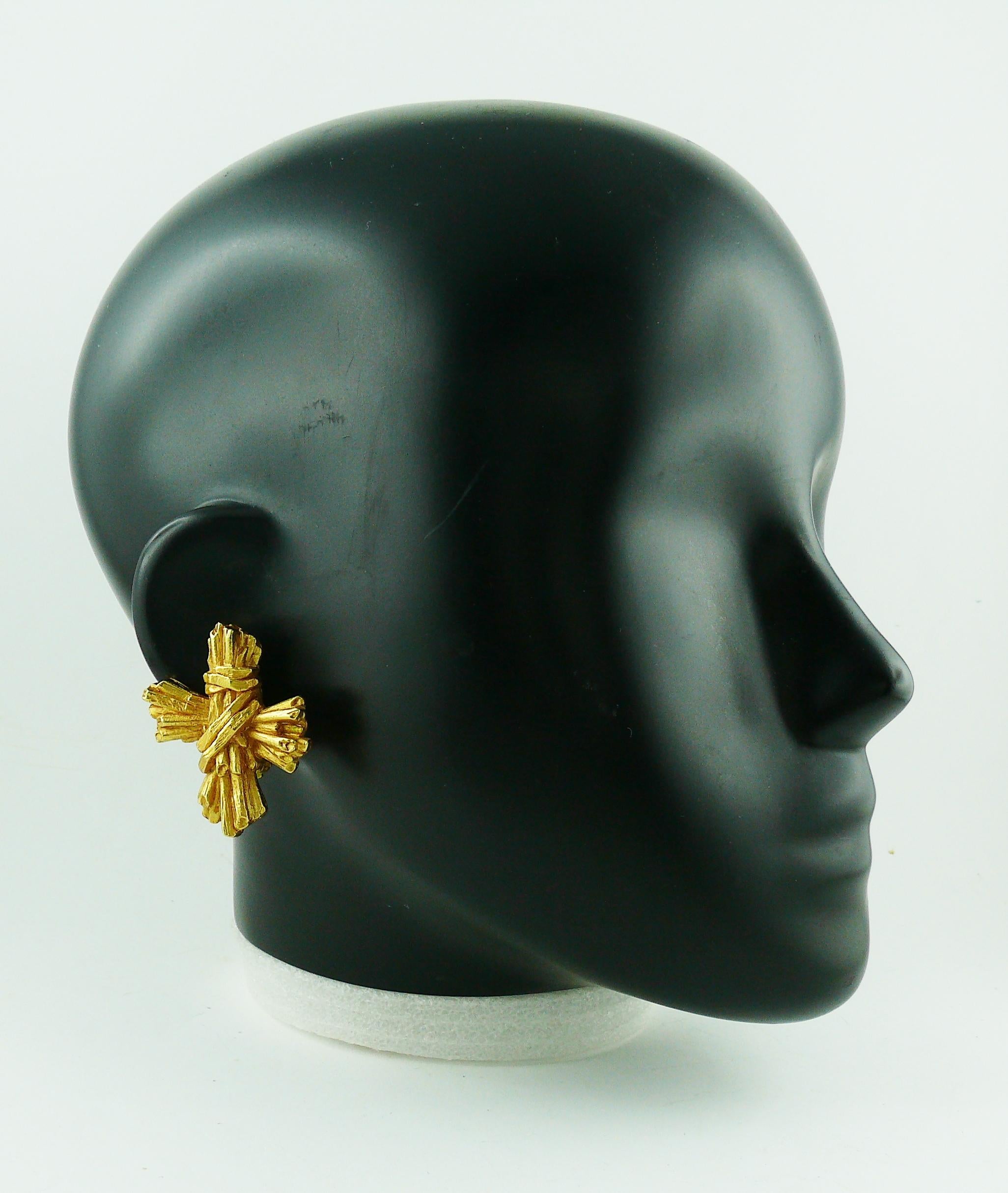 CHRISTIAN LACROIX vintage gold toned bundle pattern cross clip-on earrings.

Marked CHRISTIAN LACROIX CL Made in France.

Indicative measurements : height 4.2 cm (1.65 inches) / width 3.5 cm (1.38 inches).

JEWELRY CONDITION CHART
- New or never