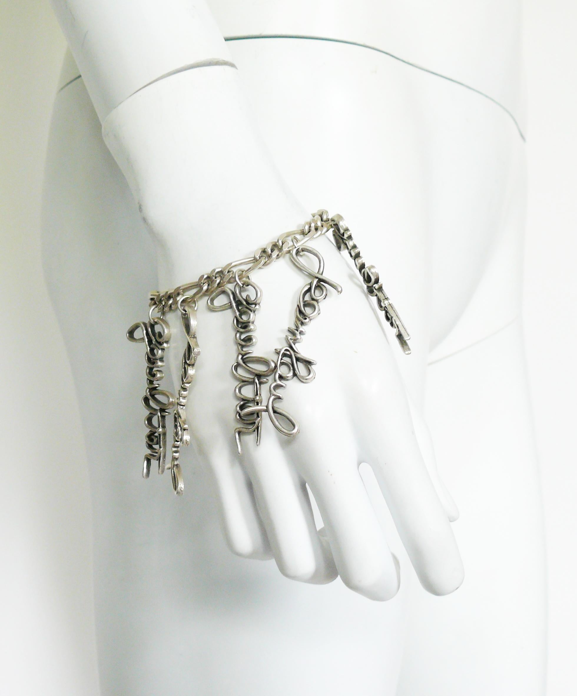 Attribuito a JEAN PAUL GAULTIER raro bracciale in argento con charms in corsivo 