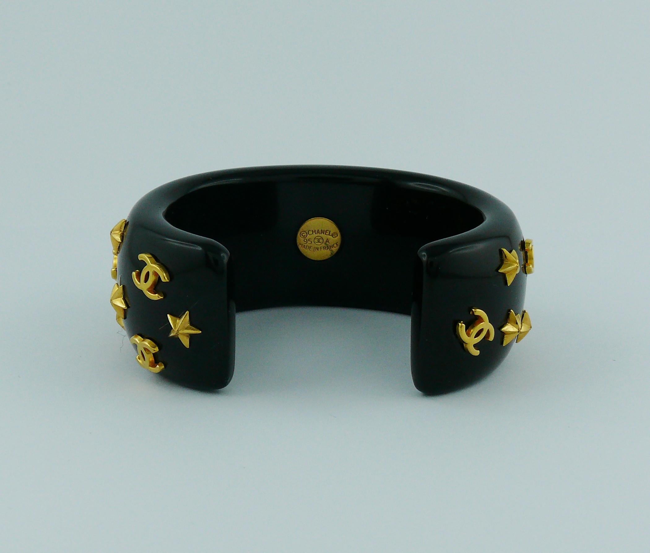 Chanel Vintage 1995 Iconic Star CC Black Resin Cuff Bracelet In Excellent Condition In Nice, FR