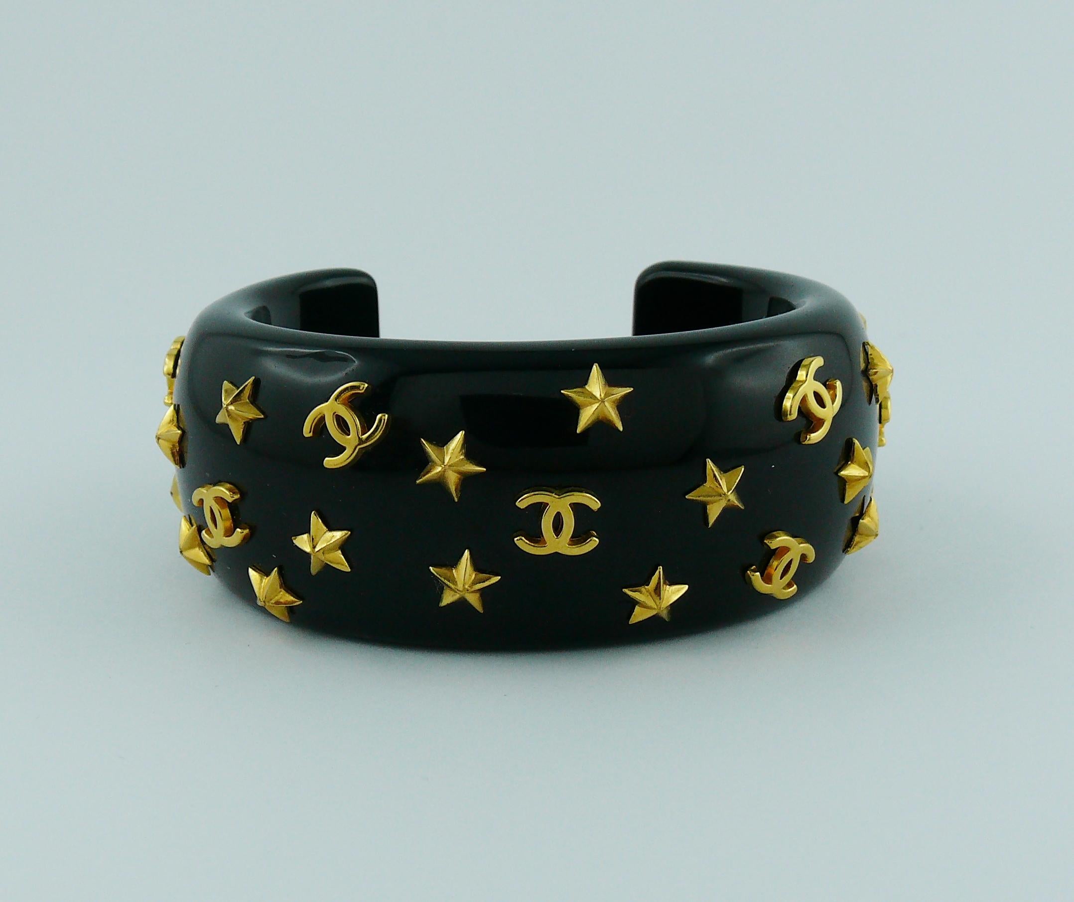 Chanel Vintage 1995 Iconic Star CC Black Resin Cuff Bracelet In Excellent Condition In Nice, FR