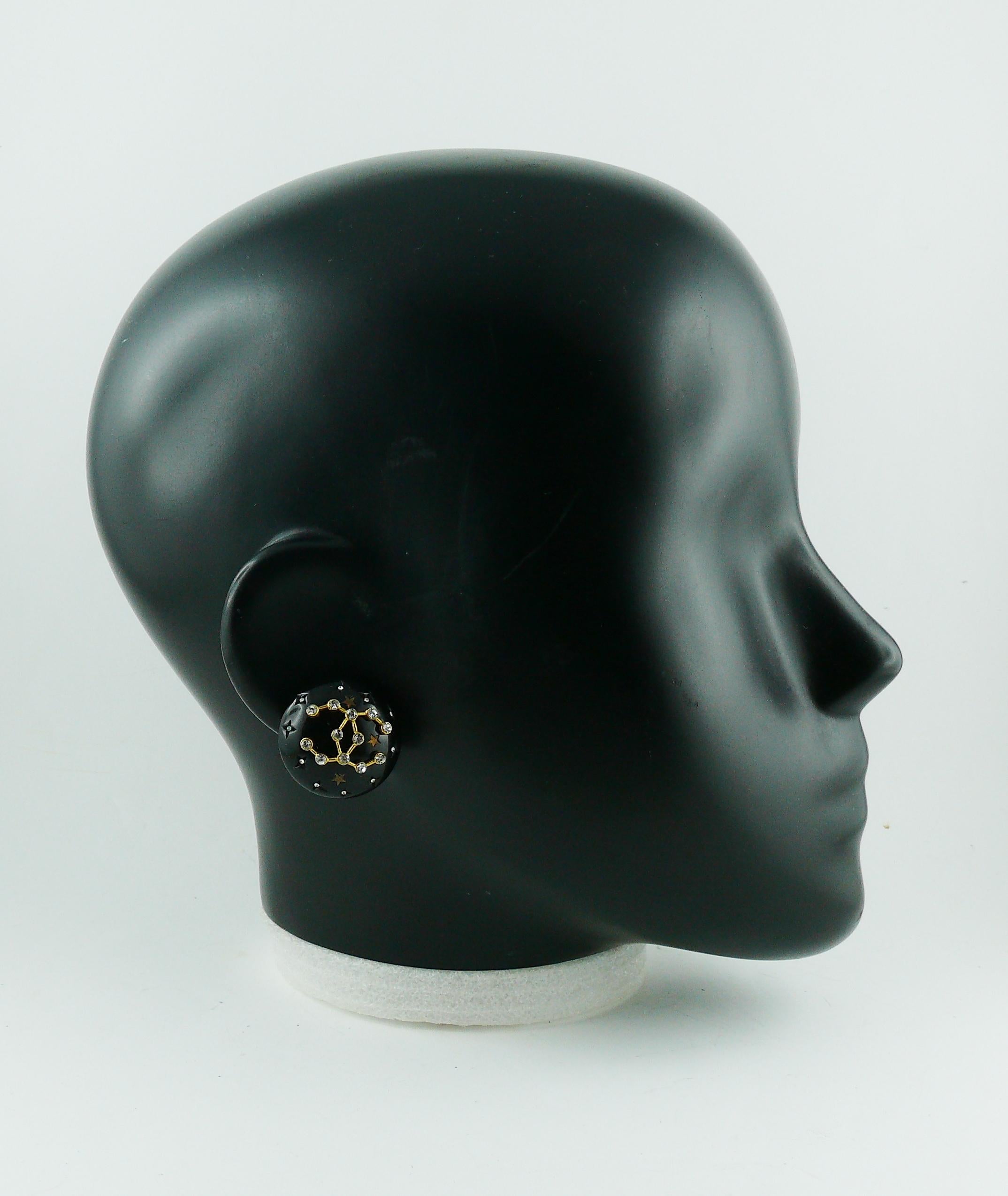 CHANEL vintage 1995 black resin clip on earrings featuring a CC constellation design embellished with clear crystals.

Fall/Winter Collection 1995.

Embossed CHANEL 95 A Made in France.

Indicative measurements : diameter approx. 2.5 cm (0.98