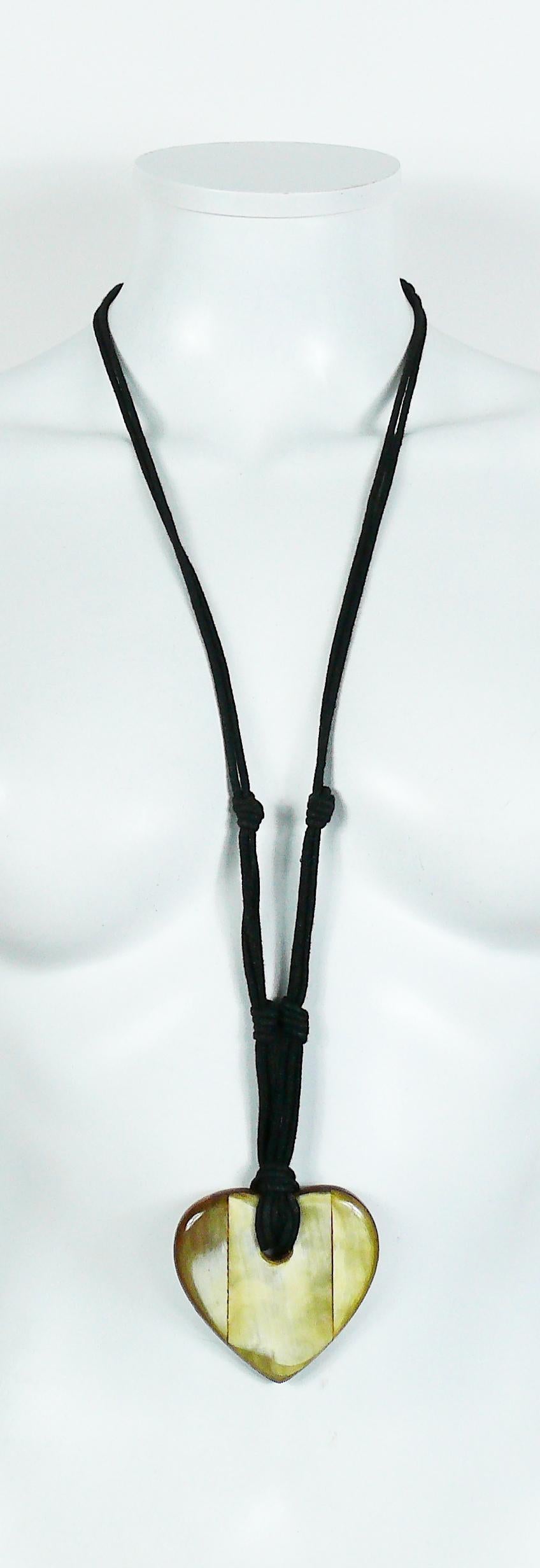 Collier à pendentifs YVES SAINT LAURENT présentant un grand cœur en bois et fausse corne avec une corde noire.

Marqué YVES SAINT LAURENT Rive Gauche.

Mesures indicatives : longueur portée environ 40 cm (15.75 inches) / cœur environ 6.5 cm x 6.5 cm