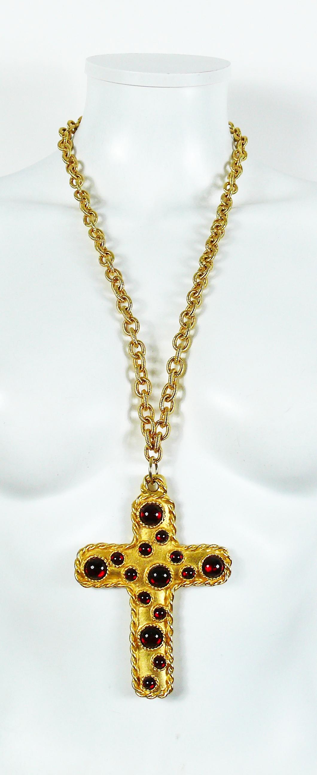 ESCADA vintage gold toned pendant necklace featuring a massive cross embellished with red glass cabochon and a chunky textured chain.

Spring clasp closure.

Embossed ESCADA on both cross and chain.

Indicative measurements : total chain lenght