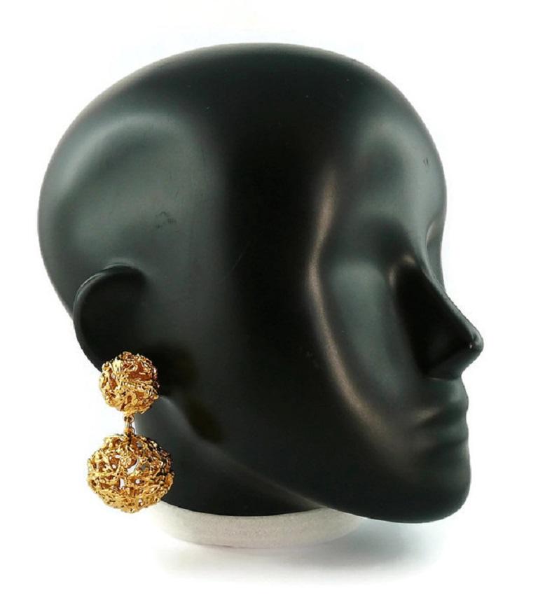 YVES SAINT LAURENT vintage gold toned dangling earrings (clip on) featuring balls with an opulent foliage openwork design.

Embossed YSL.

Indicative measurements : height approx. 5.6 cm (2.20 inches) / max. width approx. 3.5 cm (1.38