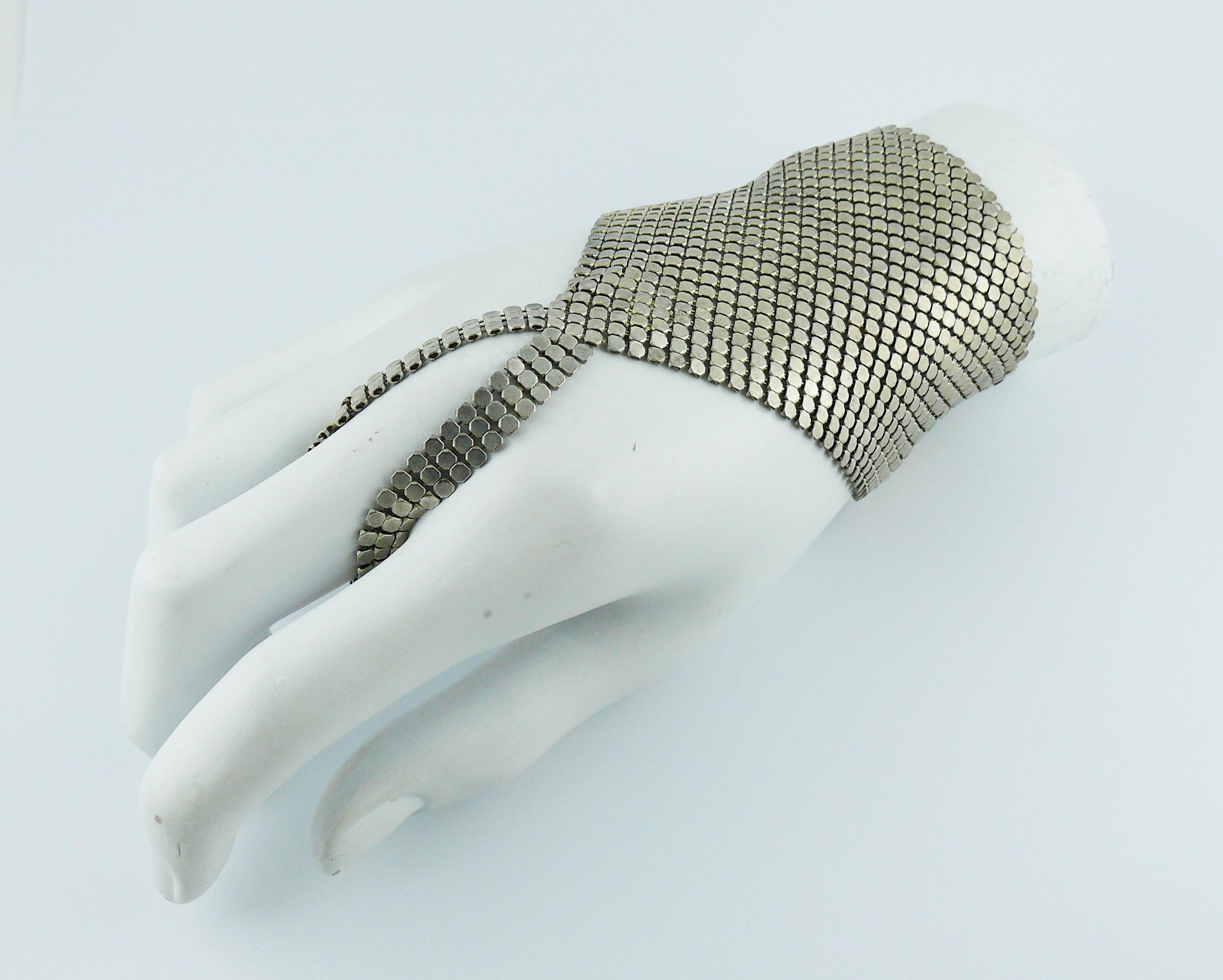 PACO RABANNE vintage silver toned hand mesh ring.

Snap button closure.

Embossed PACO - PACO RABANNE.

Indicative measurements : max. width approx. 16 cm (6.30 inches).

JEWELRY CONDITION CHART
- New or never worn : item is in pristine condition